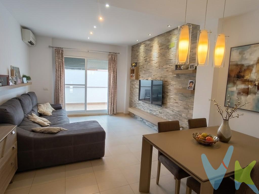 Unifamiliar en Carcaixent, en la apacible y segura Plaza de Sant Josep, justo al lado de una guardería, este impecable adosado de 140 m². construidos combina luminosidad, confort y una ubicación ideal para la vida familiar. . Al cruzar la puerta de la planta baja, la vivienda ofrece la máxima comodidad diaria con un garaje privado y un práctico aseo de cortesía. La zona de día se articula a través de una amplia cocina independiente y un acogedor salón-comedor; ambos espacios gozan de abundante luz natural, excelente ventilación cruzada y salida directa a una encantadora terraza posterior descubierta, perfecta para cenar al aire libre o relajarse. . La planta alta está pensada exclusivamente para el descanso, distribuyéndose en cuatro dormitorios exteriores repletos de luz y dos baños completos, uno de ellos integrado en suite en la habitación principal. Además, la vivienda cuenta con aire acondicionado y calefacción por bomba de calor. Su consumo eléctrico es extraordinariamente bajo, una eficiencia real acreditada en su correspondiente certificación energética que se traduce en un gran ahorro directo en las facturas. Un hogar eficiente, impecable y soleado en un entorno inmejorable. Aprovecha la oportunidad. Contacta ya con nosotros. VENTA:. PVP 185.999€. Gastos e impuestos no incluidos en el precio. La compra conlleva impuestos y gastos de formalización para el comprador. A título orientativo se informa que en segundas transmisiones el ITP con carácter general en Valencia es del 9%, pudiendo existir otros tipos impositivos atendiendo a las circunstancias personales del comprador u otras circunstancias previstas legalmente. Base imponible del impuesto el mayor valor entre el precio de compraventa, la tasación o el valor de referencia catastral. En cuanto a los gastos de notaría y registro, en su caso, suelen oscilar aprox. entre 1,5% y 2,5% (aranceles variables según precio, n.º de copias y complejidad). El comprador elige notario. Si el comprador precisase de hipoteca: tasación, condiciones y costes bancarios serán según entidad elegida por el comprador, así como los gastos de gestoría, y cualesquiera otros gastos inherentes a la formalización de la compraventa que legalmente correspondan a la parte compradora, salvo pacto expreso en contrario con el vendedor. El consumidor tiene, conforme a la normativa vigente, a su disposición información y documentación adicional relativa al inmueble y condiciones de la compraventa, que podrá ser consultada en C/Joaquín Costa 4, bajo 46005 Valencia o urbe2@remax.es. Honorarios de mediación inmobiliaria a cargo del COMPRADOR: (3% del precio final de venta más IVA (21%), salvo otro pacto.); y de VENDEDOR (según acuerdo con el mismo). Se informa al consumidor que la agencia actúa como intermediaria inmobiliaria en la operación, estando cualquier eventual compraventa y sus condiciones sujeta a la aceptación expresa del propietario-vendedor y a la posterior formalización del correspondiente contrato.