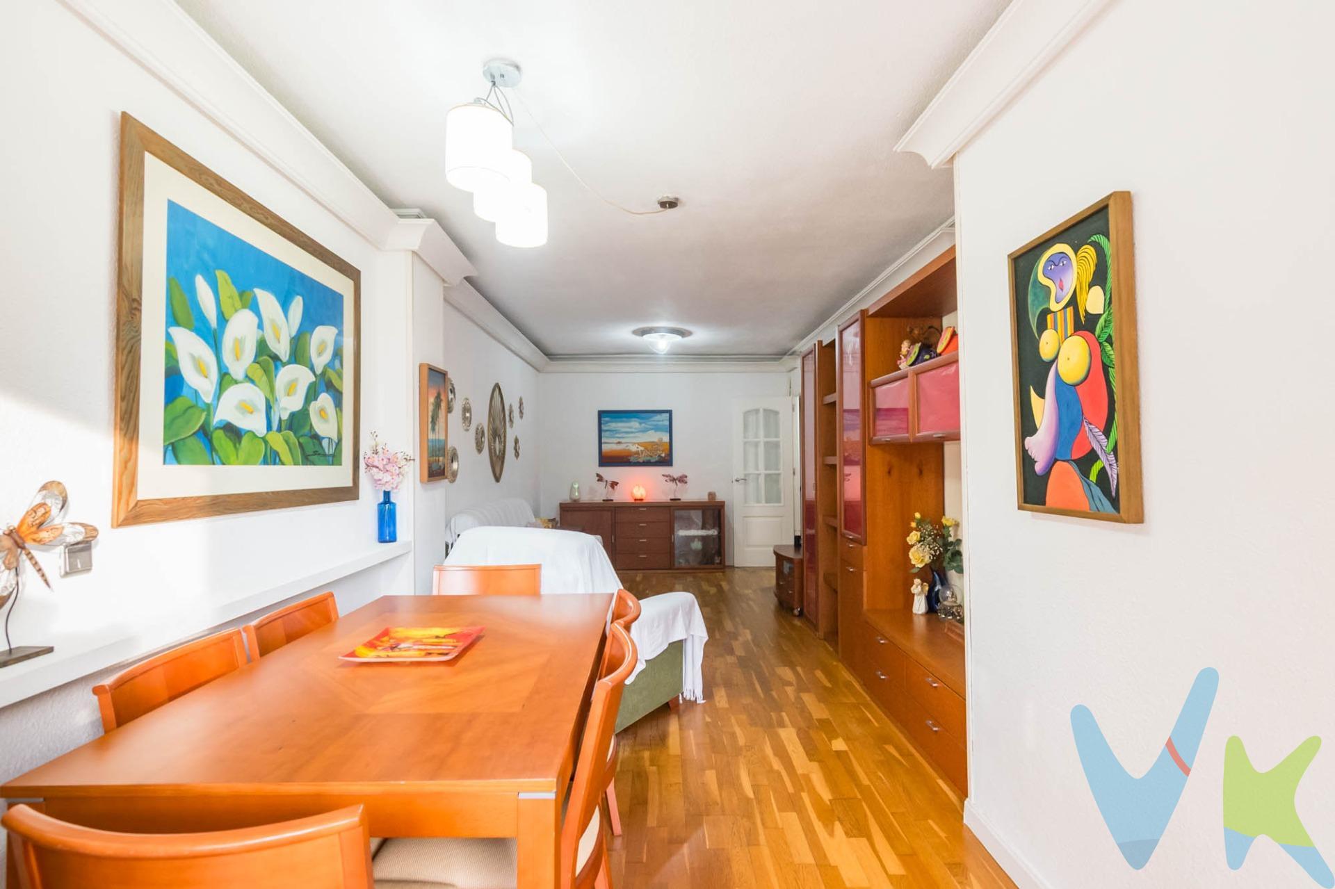 Crea en hogar que siempre has soñado en el centro de Murcia, en la mejor zona del Barrio del Carmen.. Te presentamos esta fantástica vivienda situada en una de las zonas más emblemáticas y demandadas de Murcia, el Barrio del Carmen, concretamente en la Plaza Pintor Pedro Flores. Una ubicación excepcional, con acceso rápido desde la autovía, excelente conexión con el resto de la ciudad y todos los servicios a un paso. Uno de sus grandes atractivos son sus vistas directas al parque, un auténtico lujo en un entorno urbano tan céntrico, que aporta luz, tranquilidad y unas agradables vistas verdes de las que muy pocas viviendas pueden presumir. Características de la vivienda:. 96 m² construidos. 3 dormitorios, ideales para familias o para disponer de despacho o vestidor. 2 baños completos. Salón comedor amplio y luminoso, con vistas despejadas. Cocina independiente, con salida a una gran terraza de uso privativo, perfecta para disfrutar al aire libre, comidas, reuniones o zona de relax. Trastero amplio, que aporta un valioso espacio de almacenaje. Aunque la vivienda no dispone de garaje, su ubicación céntrica permite prescindir del coche en el día a día, con comercios, servicios, transporte y zonas de ocio a pocos pasos. Una vivienda con ubicación, vistas y espacio exterior en uno de los barrios con más vida e historia de Murcia. 🔑 Comercialización en multidifusión. Por mandato expreso del propietario, este inmueble se comercializa en multiexclusiva, lo que garantiza un acceso completo a la información, un servicio profesional y una gestión ordenada, sin interferencias de terceros. Si eres agente inmobiliario y tienes un cliente interesado, estaremos encantados de colaborar. Contáctanos sin compromiso. 🤝 Una compra tranquila y bien acompañada. Al contactar directamente con nosotros, evitarás molestias innecesarias a la propiedad. Nos encargamos de toda la intermediación, facilitándote la documentación, la información necesaria y un trato cercano, claro y sin complicaciones. Te informaremos con total transparencia de todos los aspectos de la compra, incluidos gastos y honorarios de agencia para que tomes decisiones con calma y seguridad. Nuestra forma de trabajar se basa en algo muy sencillo:. Calma → la tranquilidad de comprar tu vivienda con acompañamiento profesional en todo el proceso con nosotros. ℹ️ Información legal. La descripción del inmueble y las imágenes publicadas tienen carácter meramente informativo y no contractual. El precio ha sido fijado por la propiedad y podría sufrir variaciones hasta su formalización en contrato de compraventa. 💰 Gastos de la compra. •	Impuestos (ITP). o	Con bonificación: 3 %. o	Sin bonificación: 7,75 %. •	Notaría y Registro: aprox. 1.000 €. •	Honorarios de agencia: 3 % + IVA, con un mínimo de 3.000 € + IVA. (No incluidos en el precio de venta). 