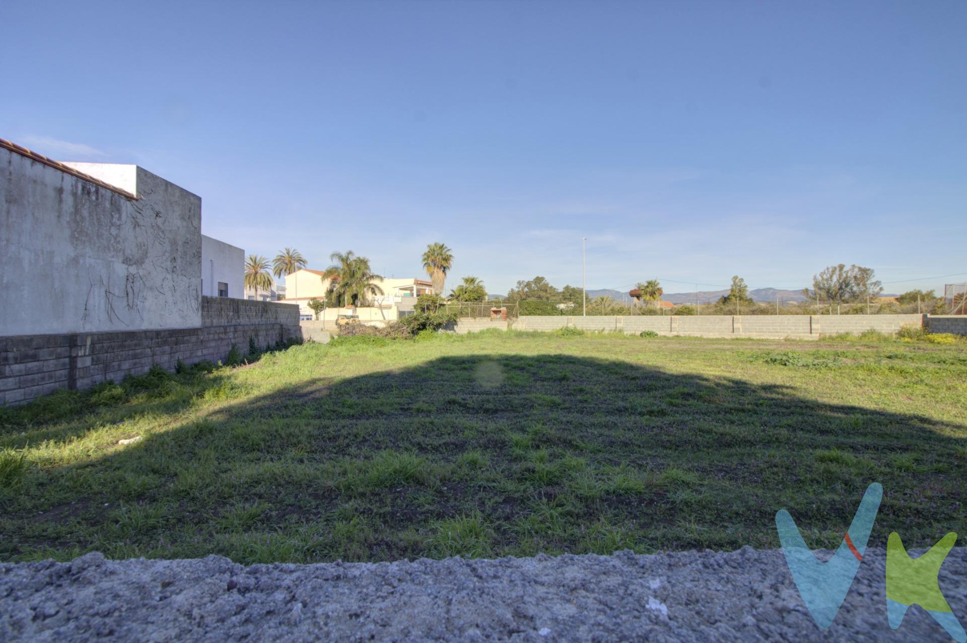 Descubre este magnífico solar de aproximadamente 385 m2 , enclavado en el casco antiguo de la playa de Almenara, a tan solo un minuto de la orilla . Se trata de un solar urbano, la base perfecta para desarrollar el proyecto que siempre has soñado en una ubicación inmejorable. ¡Una inversión excepcional en una zona vibrante y en constante crecimiento!  La medición y el precio son aproximados a falta de  medición por un técnico competente. Los impuestos, gastos de notaría, registro y honorarios de agencia no están incluidos en el precio de venta. INMOBILIARIA QUASABLANQUA está inscrita en el Registro de Agentes de Intermediación Inmobiliaria de la Comunidad Valenciana RAICV. El barrio marítimo de Almenara, conocido como Casablanca, tiene una playa galardonada con Bandera Azul y todos los servicios para vivir todo el año, como farmacia, supermercado, restaurantes y centro de salud. A solo cuatro kilómetros, el pueblo de Almenara ofrece más servicios, incluyendo escuelas y tiendas. Todos los domingos, un mercado ambulante se instala en el paseo marítimo, que recorre los tres kilómetros y medio de playa compuesta por grava y arena dorada, con acceso para personas con movilidad reducida. Durante el verano, se celebran ferias comerciales, gastronómicas y actividades deportivas. Almenara, bien comunicada con Valencia y Castellón, se sitúa en la falda de la montaña del castillo, rodeada de campos de naranjos. . . . . 