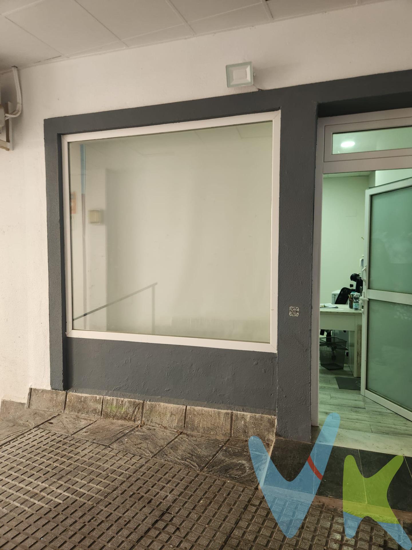 En el corazón de la ciudad, donde el pulso urbano nunca se detiene, se encuentra un local que promete ser el escenario perfecto para el inicio de su sueño empresarial. Totalmente reformado, este espacio irradia una frescura y modernidad que cautivará tanto a emprendedores como a clientes. Al cruzar la puerta, se vislumbra un amplio escaparate de cristal actúa como un potente imán visual. Este gran ventanal invita a los transeúntes a descubrir lo que su negocio tiene para ofrecer, creando una conexión instantánea entre su propuesta y la comunidad. Ubicado en una zona céntrica, brindándole un flujo constante de potenciales clientes. La distribución del espacio ha sido diseñada para adaptarse a diversas necesidades, permitiendo que su creatividad y visión se materialicen sin limitaciones. Imagínese las posibilidades: un acogedor café, una boutique exquisita, o tal vez un innovador estudio de diseño. Este local reformado no es solo un lugar; es la base sobre la cual puede construir la historia de su éxito.  ¡El momento de emprender es ahora!. . Disponemos del Documento Informativo Abreviado (D.I.A.), según Decreto 218/2005, de 11 de octubre. La Agencia Inmobiliaria cuenta además con Seguro de Caución, que garantiza y protege las cantidades económicas entregadas como señal para la reserva. Según lo prevenido en el Decreto 218/2005, de 11 de octubre, se informa al cliente que:. Los gastos notariales, registrales, impuesto de transmisiones patrimoniales (ITP), honorarios de intermediación, gastos financieros y otros inherentes a la compraventa no están incluidos en el precio. Por mandato expreso del propietario, comercializamos este inmueble en exclusiva compartida, lo que le garantiza el acceso a toda la información, a un servicio de calidad, un trato fácil, sencillo y sin interferencias de terceros. Por este motivo, se ruega no molestar al propietario, a los ocupantes de la propiedad o a los vecinos. Muchas gracias por su comprensión. 