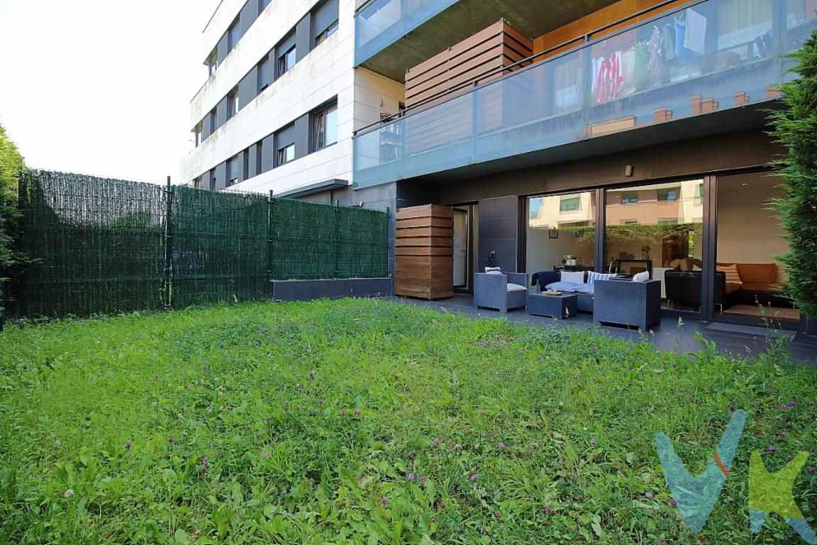 BAJO CON JARDIN EN VIESQUES, y con acceso directo a la piscina.Presentamos una magnífica oportunidad para adquirir un piso en la zona de Viesques, en la vibrante ciudad de Gijón. Esta propiedad, disponible para venta, ofrece un hogar moderno y cómodo, ideal para aquellos que buscan tanto tranquilidad como conveniencia.Ubicado en un edificio construido en 2008, este piso cuenta con una superficie de 80 metros construidos, de los cuales 71 son útiles, optimizando cada rincón para brindar funcionalidad y confort. El inmueble se sitúa en una planta accesible mediante ascensor, lo que garantiza facilidad de acceso para todos los miembros del hogar. El edificio esta construido con buenas calidades, con ventanas de PVC, suelos de parquet, cocina amueblada con electrodomésticos, armarios empotrados, calefacción central con contador individual.La vivienda dispone de dos habitaciones espaciosas, perfectas para adaptarse a tus necesidades personales, ya sea como dormitorio principal, infantil o incluso como estudio de trabajo. Las habitaciones están diseñadas para aprovechar al máximo la luz natural, creando un ambiente acogedor y cálido, y tienen armario empotrado. Una de ellas tiene baño incorporado.La cocina está completamente equipada con modernos electrodomésticos, permitiendo que puedas instalarte desde el primer día sin preocuparte por nada más que disfrutar, además tiene salida directa al jardín. El salón-comedor ofrece un espacio amplio y versátil, ideal para compartir momentos inolvidables con familia y amigos.Este piso no sólo destaca por su interior, sino también por las excelentes instalaciones que forma parte del edificio. Disfruta de los meses de verano en la piscina comunitaria, un lujo cada vez más valorado en nuestros días. Además, cuenta con una zona ajardinada, creando un entorno fresco y agradable que invita al relax y al ocio al aire libre. La vivienda tiene un jardín y terraza de 51 metros y además acceso directo a la piscina.El inmueble incluye un garaje, proporcionando una solución perfecta para lidiar con el tráfico y estacionamiento urbano, y un práctico trastero que ofrece espacio adicional para almacenamiento, siempre necesario en cualquier hogar.La localización es otro de los grandes atractivos de esta propiedad. Viesques es una zona bien comunicada, con paradas de autobús cercanas, lo que hace que moverse por Gijón y alrededores sea sencillo y cómodo. Además, el barrio ofrece una amplia variedad de servicios como centros educativos, supermercados, áreas de recreo y deportivas, incrementando así la calidad de vida.Amueblado con buen gusto y estilo, este piso está listo para que lo transformes en tu nuevo hogar. La armonía del diseño interior y la funcionalidad del espacio crean un ambiente perfecto que invita a la paz y al bienestar.Este es más que un piso, es la oportunidad de disfrutar de una vida cómoda y práctica en una de las zonas más demandadas de Gijón. No pierdas la ocasión de visitarlo y visualizar las posibilidades que puede ofrecerte como tu nuevo hogar.Para más información o para agendar una visita, no dudes en ponerte en contacto. Estamos seguros de que al conocerlo te convencerás de que es la opción ideal para convertirlo en tu próximo refugio. Esperamos verte pronto y ayudarte a dar este importante paso en la adquisición de tu vivienda ideal.Contamos con más de 35 años de experiencia acreditada y nuestro objetivo es garantizarle un servicio de compra humano, ético, de calidad, fácil y seguro. Nuestro equipo lo integran agentes con la titulación AIR (Agente Inmobiliario Registrado), somos CRS (Council of Residential Specialist) y API. (Agente de la Propiedad Inmobiliaria Colegiado nº248). Contamos con un seguro de Caución que nos permite garantizar el depósito de las cantidades entregadas por nuestros clientes.Te ayudamos con la financiación con las mejores condiciones hipotecarias hasta el 100%.Consulte en nuestras reseñas de Google lo que opinan los clientes que ya han trabajado con nosotros.El precio no incluye gastos de notaría, registro e impuesto de transmisiones.
