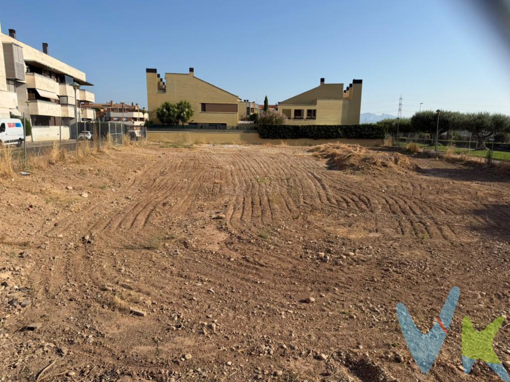 SOLAR CON USO DOTACIONAL en Lardero/Av.MadridSe vende magnífica parcela de uso dotacional en Lardero Perfecto para construcción de vivienda social.Excelente solar de 1499 metros cuadrados con calificación urbanística dotacional. Ideal para inversores, operadores de servicios, fundaciones o empresas de implantación de equipamientos de interés público y social. Ubicación estratégica con gran visibilidad, fácil acceso y rodeado de áreas residenciales consolidadas con alta demanda de servicios. Gran oportunidad de desarrollo.? Ficha técnica del terrenoSuperficie total: 1499 m².(Suelo urbano consolidado- Area Homogenea DOT-equipamiento comunitario polivalente)Ref. Catastral: 4773404WM4947S0001PL Uso principal: Dotacional / Equipamientos. (Vivienda Social/Sanitario)Edificabilidad: 3.800m2 aprox.Ubicación:  Lardero   -   TN UE-13 43 Suelo  26140 LARDERO (LA RIOJA)Accesibilidad: Conexión directa a vías principales y transporte público.Estado: Suelo finalista listo para tramitar licencia.? Proyectos ideales para esta superficiePor sus dimensiones de 1499 m², este solar es perfecto para:Vivienda social: Vivienda juvenil o social en régimen protegido.Centros educativos: Guarderías, colegios privados o academias de formación.Uso sanitario: Clínicas médicas/dental, centros de día, centros deportivos de rehabilitación/fisioterapia o residencias de mayores.Servicios sociales: Fundaciones, centros culturales o deportivos de barrio.Administración y oficinas: Sedes corporativas o servicios públicos.Cualquier duda llámanos.    