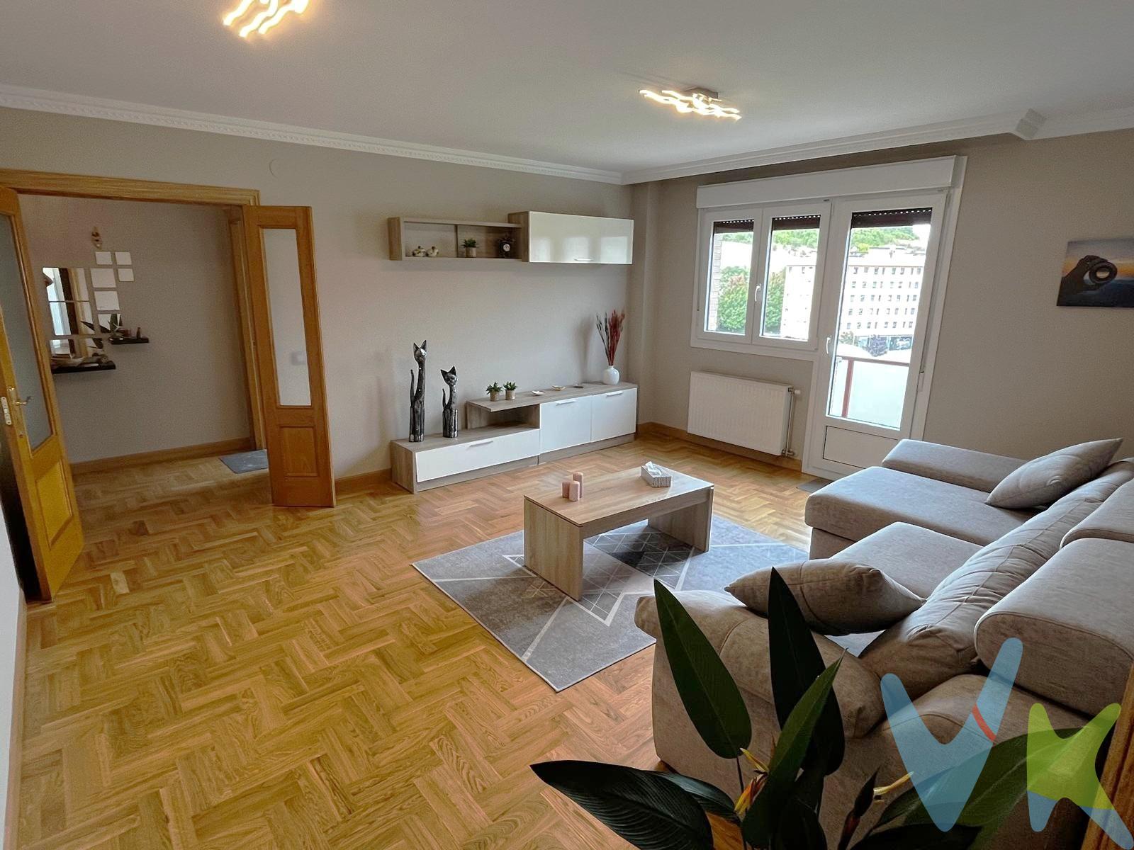 Descubre esta encantadora vivienda ubicada en el Paseo Santa Lucía de Buztintxuri.   78 m² útiles que se distribuye inteligentemente entre un acogedor hall y un amplio salón comedor con acceso a un balcón que brindan vistas despejadas al paseo, la cocina completa y equipada también con balcón, permite disfrutar del aire fresco mientras cocinas o tomas tu café matutino.  Consta además de dos confortables dormitorios y un baño completo con bañera, ideal para relajarse después del día.    Su orientación garantiza la luz natural durante todo el día y lo no menos importante, al ser última planta nos quitamos los molestos ruidos,  es perfecta para quienes buscan tranquilidad en su hogar.    La finca dispone de un amplio jardín comunitario ideal para disfrutar en tus tiempos de ocio.  Esta propiedad ha sido poco utilizada lo cual te permitirá disfrutarla inmediatamente sin cambios, ni reformas. Incluye plaza de garaje y trastero ubicados dentro del mismo edificio.      . (Las superficies expresadas en esta página tienen carácter descriptivo y son aproximadas. Datos meramente informativos, sin valor contractual. El PVP indicado no incluye impuestos, gastos de transmisión). 