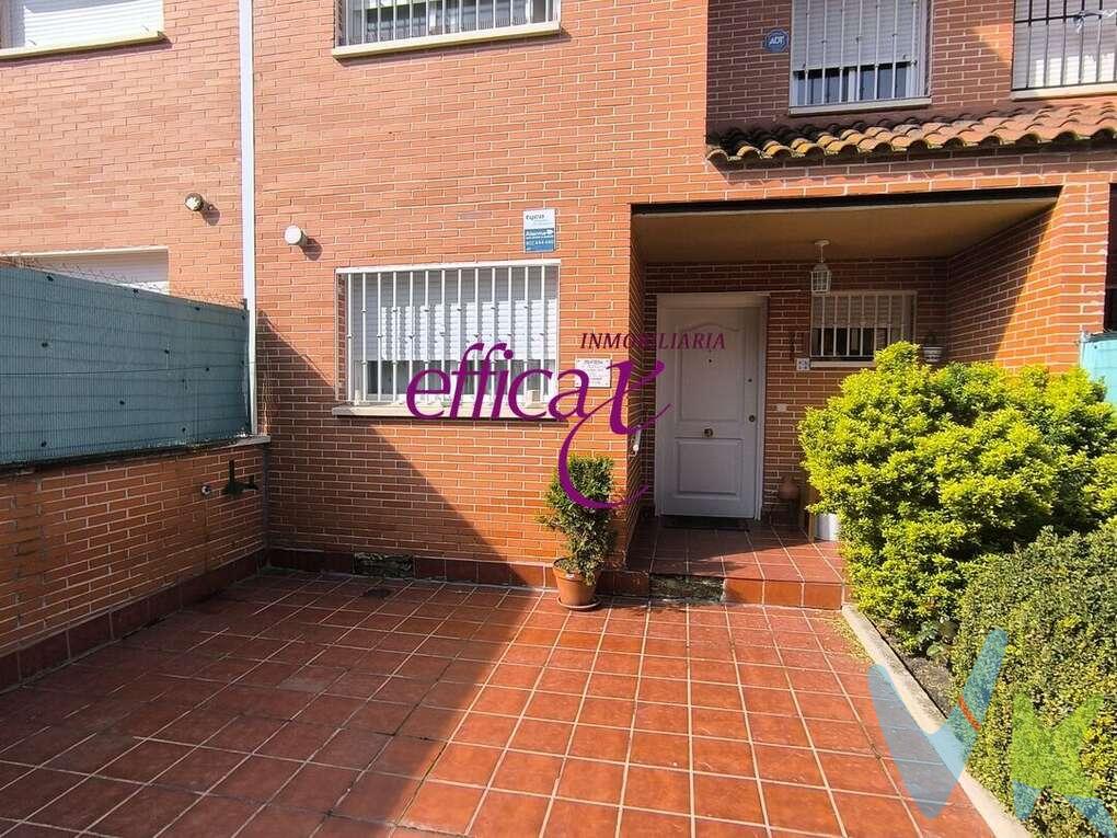 ¿Te imaginas llegar a casa y que el silencio sea real?Sin tráfico, sin ruido, sin prisas… solo tranquilidad.
Si llevas tiempo buscando un hogar donde desconectar del estrés de la ciudad, este chalet adosado en Carriches puede ser exactamente lo que necesitas.
Aquí no compras solo una casa: compras calidad de vida.
Este chalet de dos plantas está pensado para disfrutar del espacio y la comodidad desde el primer día. En la planta baja encontrarás una cocina amueblada lista para usar, un práctico aseo y un amplio salón-comedor donde compartir momentos en familia o con amigos. Además, cuenta con patio delantero y patio trasero, perfectos para desayunar al sol, hacer una barbacoa o simplemente relajarte al aire libre.
En la planta superior se encuentran los tres dormitorios, pensados para el descanso y la privacidad. El dormitorio principal dispone de su propio baño en suite, y además hay un segundo baño completo para el resto de la vivienda.
La casa se encuentra en muy buen estado de conservación y cuenta con detalles que aportan comodidad y seguridad: rejas en las ventanas, armarios empotrados, suelo de gres, calefacción eléctrica y agua caliente mediante termo eléctrico.
Pero lo que realmente marca la diferencia es su ubicación.
Carriches es uno de esos pueblos donde el tiempo parece ir más despacio. Un lugar perfecto para disfrutar de la naturaleza, respirar aire limpio y olvidarte del ritmo frenético de las grandes ciudades como Madrid. Y al mismo tiempo, con todo cerca: a solo 10 minutos de Santa Olalla y a 15 minutos de Torrijos.
Un hogar ideal tanto para vivir todo el año como para escaparte los fines de semana y recargar energía.
Si lo que buscas no es solo una vivienda, sino un lugar donde vivir mejor, este chalet merece que lo descubras.
 La compra de este inmueble conlleva un servicio de formalización y gestión de la compraventa para el comprador, cuyo coste no está incluido en el precio publicado.
Se le informará de todos los gastos asociados a la compraventa antes de la reserva para que usted compre con la máxima seguridad, tranquilidad y transparencia. 