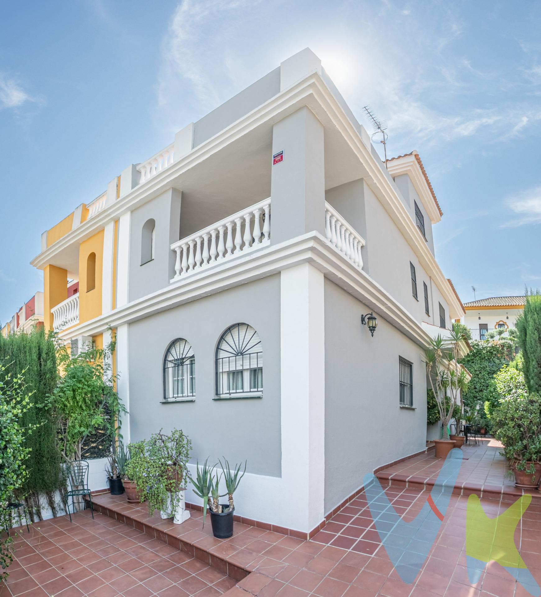 Se ofrece a la venta un chalet pareado construido en 2003, con una superficie total de 182 m² distribuidos de la siguiente manera:. Planta Baja:. Amplio vestíbulo de entrada. Cocina-salón amueblada y equipada con campana extractora, placa vitrocerámica, microondas y horno, con sistema de aire acondicionado tipo Split frío-calor. Cuarto de baño con plato de ducha y lavabo empotrado en mueble. Gran salón comedor con chimenea revestida de mármol y casete de hierro fundido con cristal térmico para un mayor rendimiento calorífico y menor consumo de leña. La cocina-salón tiene acceso a un porche trasero techado con sistema de riego, enchufe exterior y calentador eléctrico instalado de 125 litros para el suministro de agua caliente. Planta Alta:. Distribuidor. Amplio dormitorio principal con armario empotrado de 6 puertas revestido y caja fuerte instalada, con terraza que ofrece vistas a la calle y baño en suite con bañera y lavabo encastrado en encimera de mármol. Segundo dormitorio con armario empotrado de 4 puertas revestido. Tercer dormitorio con armario de 4 puertas revestido. Baño con bañera y lavabo encastrado en encimera de mármol. Planta Ático:. Cuarto dormitorio con sistema de aire acondicionado tipo Split frío-calor y acceso a un solárium de 60 m² con sistema de riego y enchufe exterior. El chalet pareado cuenta con un hermoso jardín de 140 m² pavimentado, con arriate con setos con sistema de riego por goteo, enredaderas, hibisco, jazmín, etc entre otras plantas. La fachada exterior ha sido pintada en su totalidad en este año 2023. Es importante destacar el excelente estado de conservación de la vivienda y las calidades superiores que ofrece, como ventanas Climalit, climatización de la planta alta con aire acondicionado centralizado con unidad instalada en falso techo del baño, suelos de mármol, puertas de paso y frentes de armario de madera maciza, revestimientos interiores de todos los armarios empotrados con cajoneras y estanterías, tomas de TV e internet en todos los dormitorios, salón-comedor y cocina-salón, puerta de acceso blindada, entre otros. La ubicación del chalet pareado es destacable, ya que se encuentra en la tranquila urbanización de Monte Alto, a pocos pasos de una parada de metro y de todo tipo de comercios, junto a plazas con áreas de juego para niños, guarderías, colegios de educación primaria y secundaria, próximo al centro comercial Metromar, centro sanitario, restaurantes, etc. Además, goza de una excelente conexión con el centro de Sevilla puesto que la incorporación a la autovía de acceso a Sevilla se encuentra en la misma salida de la urbanización. Si busca calidad de vida a un paso del centro de Sevilla, ¡esta propiedad es la elección ideal!. Informamos a nuestros clientes que el precio de venta no incluye lo siguiente: impuestos (el Impuesto de Transmisiones Patrimoniales, I.V.A. o A.J.D., en su caso), otros gastos de la compraventa (gastos de registro de la propiedad, notaría, gestoría). Documento D.I.A. a disposición del consumidor según Decreto 218/2005 Junta de Andalucía Y Ley 12/2023, de 24 de mayo, por el Derecho a la Vivienda. Honorarios de gestión al comprador no incluido en el P.V.P. 