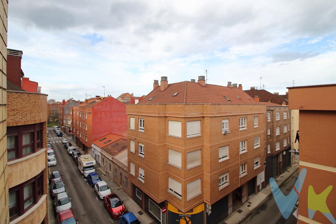 Se presenta una oportunidad excepcional para adquirir un piso muy luminoso ubicado en el encantador barrio de Llano, en Gijón.PROXIMANTE CON ASCENSOR.Este piso, situado en una zona bien comunicada y estratégica de Gijón, es una opción ideal para quienes valoran la facilidad de transporte y la cercanía a servicios esenciales. La proximidad a la estación de tren garantiza una conexión rápida y eficiente con otras áreas de la ciudad, brindando a sus residentes una movilidad sin igual y facilitando el día a día.El inmueble se encuentra en la cuarta planta ,es todo exterior en esquina con lo cual su claridad es excelente.El piso cuenta con una superficie construida de 66,53 metros. Distribuida en salón, cocina, baño y dos amplias habitaciones. El barrio de Llano es conocido por su ambiente acogedor y familiar, con una oferta abundante de servicios, comercios y opciones de ocio que enriquecen la calidad de vida de sus residentes. Desde supermercados hasta restaurantes y parques, todo lo necesario para una vida cómoda se encuentra a pocos pasos del portal.Este piso representa una oportunidad única no solo por su ubicación sino también porque está aprobado la instalación de ascensor en el edificio.No deje pasar la oportunidad de visitar este magnífico piso y descubrir por sí mismo todo lo que tiene para ofrecer. Contáctenos para concertar una visita.En el precio no están incluidos impuestos ,registro ni gastos de notaria.