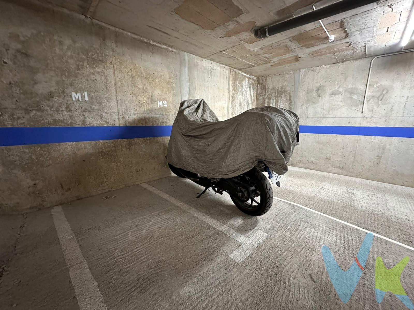 Olvídate de dar vueltas para aparcar en el centro de Vilanova y la Geltrú. Se vende plaza de aparcamiento para moto en una finca de obra nueva. Ubicación inmejorable en medio del centro, junto a Caputxins. Acceso muy fácil y cómodo, rampa suave y espacio para maniobrar sin complicaciones. Cabe cualquier tipo de moto (gran cilindrada o scooter). Finca moderna con puerta automática, buen alumbrado y acceso de peones directo. Ahorra tiempo y protege a tu moto de la intemperie. ideal tanto para uso propio como para inversión. Contacta para más información o para realizar una visita sin compromiso!. El precio no incluye impuestos (ITP, IVA y AJD), ni los gastos de notario ni los de registro.