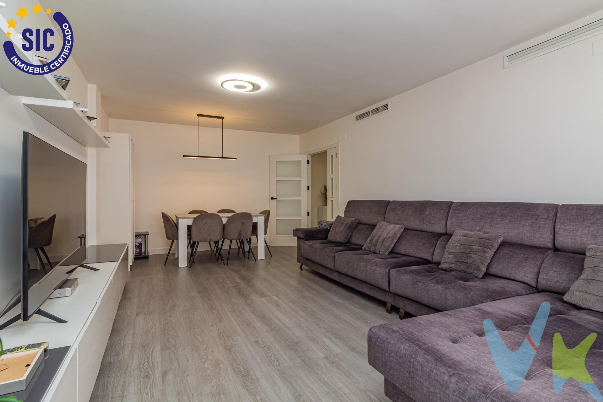 ¡Tu nuevo hogar junto a la Avenida de Valencia te espera!. Te presentamos este espectacular piso reformado con un a distribución moderna y espacios pensados para disfrutar en familia. Con 104 m² construidos, esta propiedad combina diseño, confort y una ubicación privilegiada. Al entrar, te recibe un salón-comedor amplio y muy luminoso de 28 m², perfecto para compartir momentos inolvidables. La vivienda cuenta con tres dormitorios dobles, ideales para el descanso y la privacidad de todos los miembros del hogar. La cocina, totalmente equipada, destaca por su diseño contemporáneo y funcionalidad, con acabados de alta calidad. Además, dispone de dos baños completos revestidos en mármol, equipados con modernos platos de ducha de Krion, que aportan elegancia y durabilidad. Entre sus calidades destacan:. Carpintería interior en madera. Ventanas de aluminio con doble acristalamiento Climalit, que garantizan un aislamiento térmico y acústico óptimo. Aire acondicionado y calefacción central por conductos, para tu máximo confort durante todo el año. Armarios empotrados en todas las habitaciones y uno extra en el pasillo, aportando mucho espacio de almacenaje. Galería muy luminosa con vistas despejadas. El edificio dispone de ascensor y videoportero, brindándote seguridad y comodidad. Situado en una zona tranquila y muy bien comunicada, con todos los servicios a tu alcance: colegios, centros médicos, supermercados, zonas infantiles y grandes parques. Y lo mejor: ¡todo esto por solo 207.000 €!