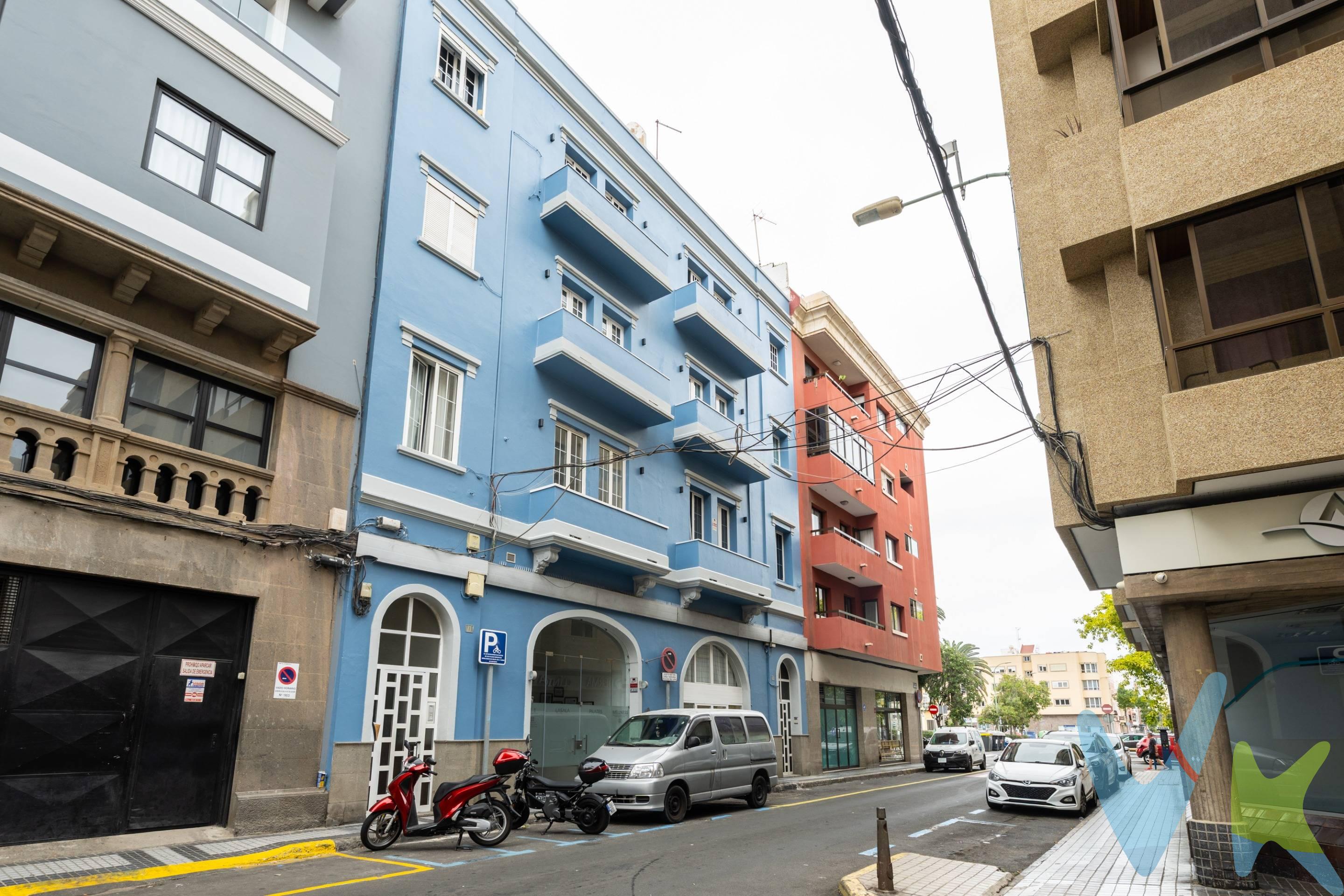 Ubicada en la codiciada Calle Canalejas, en pleno corazón de Las Palmas de Gran Canaria, esta propiedad se encuentra en una de las zonas residenciales y comerciales más exclusivas y distinguidas de la ciudad. Pasear por sus alrededores es disfrutar de una maravillosa calidad de vida, donde la tranquilidad de un barrio señorial convive armónicamente con la comodidad de tener a mano colegios de prestigio, zonas verdes, cafeterías con encanto y boutiques. Un entorno dinámico pero sereno, con conexiones inmejorables que te permiten conectar de inmediato con el latido de la capital o escapar hacia el mar. La vivienda destaca por sus dimensiones generosas y por encontrarse en un estado excelente, combinando un mantenimiento impecable con detalles contemporáneos que transmiten un bienestar inmediato. La zona de día se divide en un magnífico salón independiente y una confortable sala de estar; dos espacios independientes bañados por una preciosa luz natural que resalta los espectaculares suelos de madera noble. Las elegantes puertas correderas de cristal translúcido y herrajes de acero visto aportan un toque industrial-chic muy sofisticado, permitiendo que la claridad viaje libremente por las estancias. Complementando este espacio, la amplia cocina independiente ha sido diseñada a medida con una equilibrada combinación de blanco minimalista y madera cálida, ofreciendo almacenamiento vertical de suelo a techo y el hueco perfecto para un gran frigorífico americano. La zona de descanso ha sido concebida como un refugio de paz para toda la familia, albergando 4 amplios dormitorios y 2 baños completos de diseño impecable, donde destaca el icónico alicatado tipo metro en blanco brillante que aporta frescura y modernidad. El verdadero tesoro oculto de la propiedad es su fantástica terraza privada, un valioso desahogo al aire libre en el centro urbano. Con un encanto especial gracias a su suelo cerámico tradicional con azulejos decorativos, el espacio queda protegido por delicadas celosías blancas que aseguran una total intimidad. Coronada por un gran toldo retráctil en color granate, esta terraza es el rincón perfecto para ver caer la tarde, disfrutar de un libro con una taza de café o compartir cenas al aire libre aprovechando el clima templado que bendice a la isla durante todo el año. Una oportunidad excepcional de adquirir amplitud, elegancia y un espacio exterior propio en una ubicación verdaderamente privilegiada. Sin duda, una de las mejores oportunidades del mercado actual para adquirir una vivienda de grandes dimensiones y con espacio exterior en pleno centro de la ciudad. 