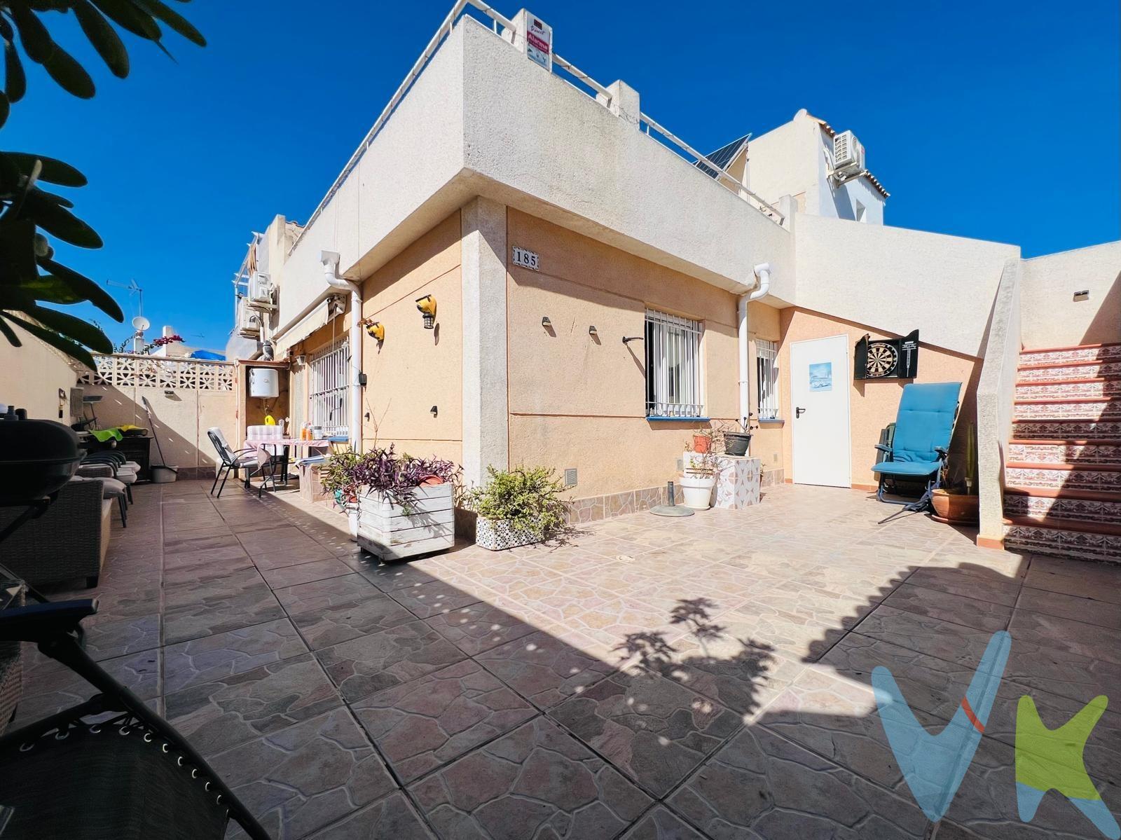 Mocadi Real Estate Torrevieja presenta este adosado de 58 m² situado en una urbanización de Torrevieja, con una amplia terraza privada y piscina comunitaria. La vivienda se distribuye en un salón-comedor con cocina abierta, dos dormitorios dobles, uno de ellos con armario empotrado, y un baño completo. Además, dispone de aire acondicionado por splits. En el exterior encontramos una amplia terraza privada con espacio suficiente para colocar una mesa de comedor, una zona de descanso y barbacoa. Un espacio que aporta un gran desahogo a la vivienda y que permite aprovechar al máximo la zona exterior. La propiedad se encuentra en una urbanización con piscina comunitaria y está situada cerca de supermercados, centros comerciales, parques, transporte público y otros servicios. Una vivienda que reúne las comodidades de un adosado, con terraza privada y piscina comunitaria, tanto para quienes buscan una residencia habitual como para quienes prefieren una segunda vivienda en Torrevieja. ¡Contacta con nosotros para más información o para concertar una visita!. . Por mandato expreso del propietario, comercializamos este inmueble en exclusiva compartida, lo que garantiza un servicio de calidad, un trato fácil y personalizado, una gran difusión en nuestras redes compartidas y sin interferencias de terceros. Por este motivo se ruega no molestar al propietario, a los ocupantes de la propiedad, a los vecinos o conserjes del edificio si los hubiera. Si eres una agencia, llámanos colaboraremos contigo.