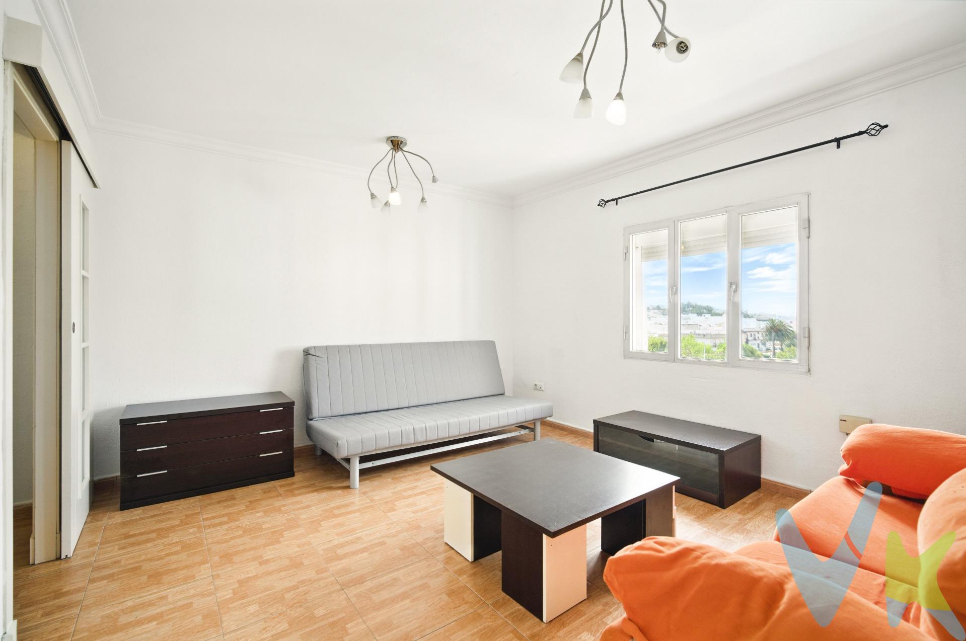 Presentamos este encantador piso ubicado en la zona de Fuente Amarga, Chiclana de la Frontera. Con una superficie total de 85 m², esta propiedad cuenta con tres amplias habitaciones y un baño completo, perfecta para familias que buscan comodidad y funcionalidad. El inmueble se ofrece totalmente amueblado y listo para entrar a vivir desde el primer día. Su cocina equipada es ideal para disfrutar del arte culinario en compañía familiar o con amigos. La carpintería interior está realizada en madera aportando calidez al ambiente; mientras que las ventanas exteriores son de aluminio garantizando aislamiento acústico y térmico. Con orientación sur, el piso goza de luminosidad durante todo el año gracias a su ubicación estratégica como esquina dentro del edificio. Entre los extras destacan sus muebles incluidos proporcionándole un toque acogedor inmediato además del acceso cercano a servicios esenciales: autobuses locales, centros médicos cercanos así como colegios e institutos reconocidos por su calidad educativa. Los alrededores también ofrecen parques ideales donde poder disfrutar momentos al aire libre junto a zonas infantiles diseñadas específicamente pensando en los más pequeños.Hay supermercados próximos ofreciendo gran facilidad ante cualquier necesidad cotidiana.Reserve ya una visita sin compromiso! Precio competitivo: €118990. . Comercializamos este inmueble en exclusiva, lo que le garantiza el acceso a toda la información y un servicio de calidad. En cumplimiento del Decreto de la Junta de Andalucía 218/2005 del 11 de Octubre, se informa al cliente que los gastos notariales, registrales, ITP y otros gastos inherentes a la compraventa no están incluidos en el precio. Igualmente disponemos del Documento Informativo Abreviado de la Propiedad (D.I.A) , y de un Seguro de Caución para garantizar las cantidades entregadas a nuestra Agencia en concepto de Reserva y/o Arras.