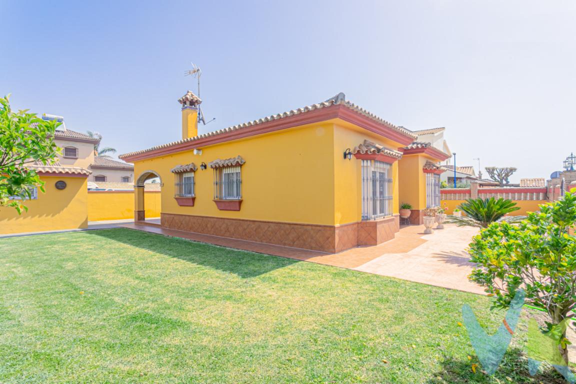 Exclusivo Chalet en El Soto del Águila – Entre el Centro y la Playa

Descubre esta magnífica vivienda situada en la exclusiva zona de El Soto del Águila, un enclave privilegiado que combina tranquilidad y cercanía a todos los servicios. A tan solo 10 minutos en coche de la playa y perfectamente comunicado con el centro, este chalet es ideal para quienes buscan calidad de vida sin renunciar a la comodidad.

Distribuida cómodamente en una sola planta, la propiedad ofrece 3 dormitorios, 2 baños completos, un elegante salón, una cocina de gran tamaño con despensa independiente y un encantador porche que conecta con un amplio jardín, perfecto para disfrutar del aire libre. Además, dispone de garaje privado y aire acondicionado centralizado, proporcionando confort durante todo el año.

Un hogar amplio, funcional y muy luminoso, pensado para disfrutar de la tranquilidad en una de las mejores ubicaciones, con todo lo que necesitas al alcance de la mano.

¡Solicita tu visita y enamórate de tu próximo hogar!

El precio de compra no incluye muebles, enseres, vehículos ni electrodomésticos. Disponemos del Documento Informativo Abreviado de la propiedad (Según Decreto 218/2005, del 11 de Octubre) y de Seguro de Caución, para la protección del dinero entregado como señal para la Reserva de una vivienda En cumplimiento del Decreto de la Junta de Andalucía 218 /2015 de 11 de Octubre, se informa al cliente que los gastos notariales, registrales, ITP, honorarios de la Agencia y otros gastos inherentes a la compraventa no están incluidos en el precio.
