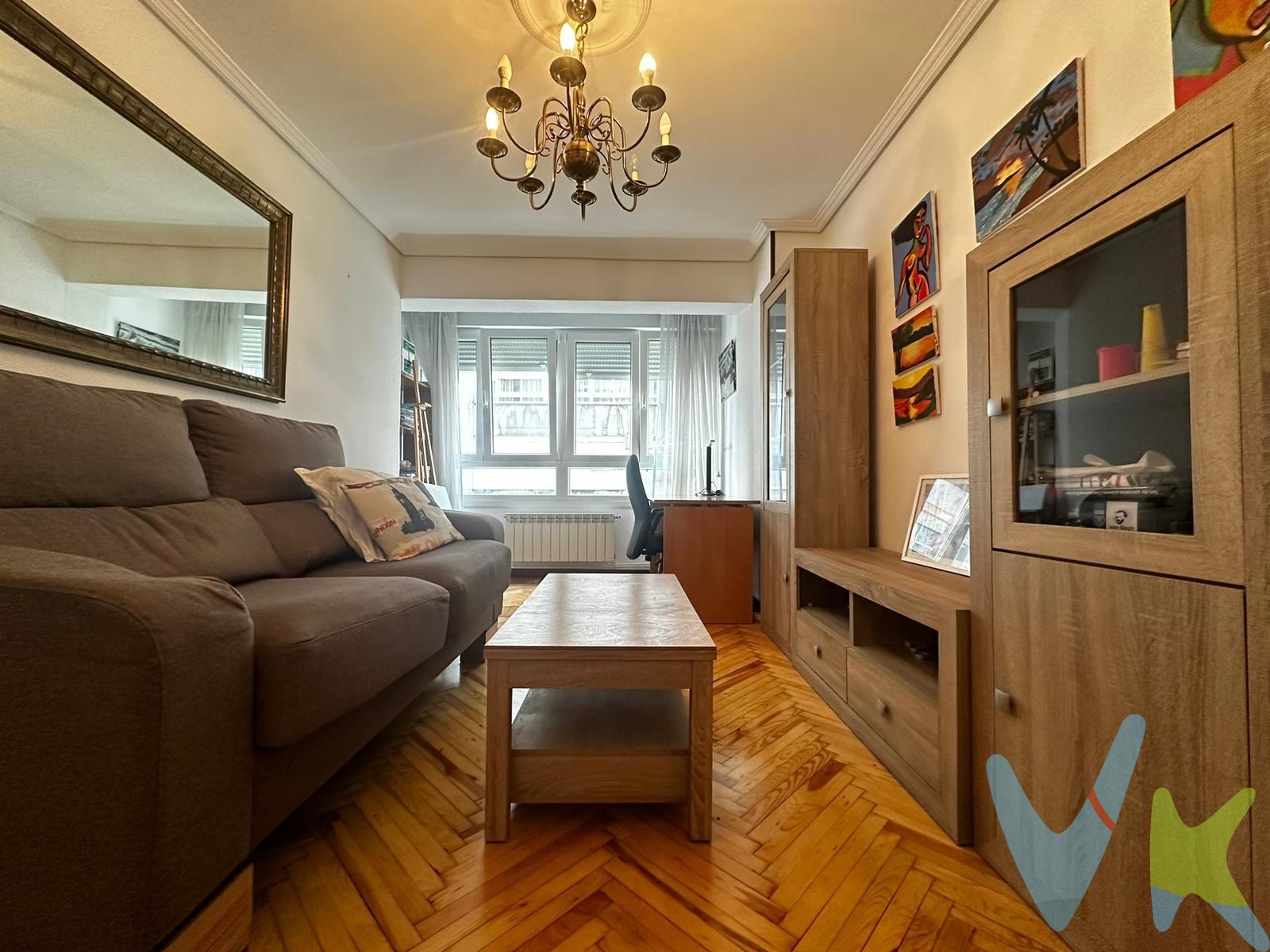 Se vende piso en la calle Isaac Peral, calle muy cercana a la calle Vargas, a escasos minutos del Hospital  Valdecilla y muy bien comunicada con el resto de Santander lo que la convierte en una excelente oportunidad tanto para vivir como para invertir. La vivienda se distribuye en dos habitaciones, un baño con ducha (actualizado), cocina independiente y salón. El piso se encuentra en buen estado de conservación, listo para entrar a vivir, aunque con margen de actualización para adaptarlo a gustos actuales o maximizar su rentabilidad. El edificio dispone de ascensor y cuenta con el portal completamente rehabilitado a cota cero, un valor añadido en comodidad y accesibilidad. La zona ofrece todo tipo de servicios a pie de calle: supermercados, colegios, centros de salud, tiendas de barrio, farmacias y conexión con transporte público. 🔹 Ideal como inversión por su alta demanda de alquiler debido a la cercanía al hospital. 🔹 Perfecto como primera vivienda por su distribución funcional y su entorno consolidado. Una oportunidad interesante en una ubicación estratégica de Santander. 📞 Contacta para más información o para concertar una visita. PVP: Gastos de Notaría, Registros e impuestos no incluidos.  Sujeto a decisión última del cliente vendedor. 