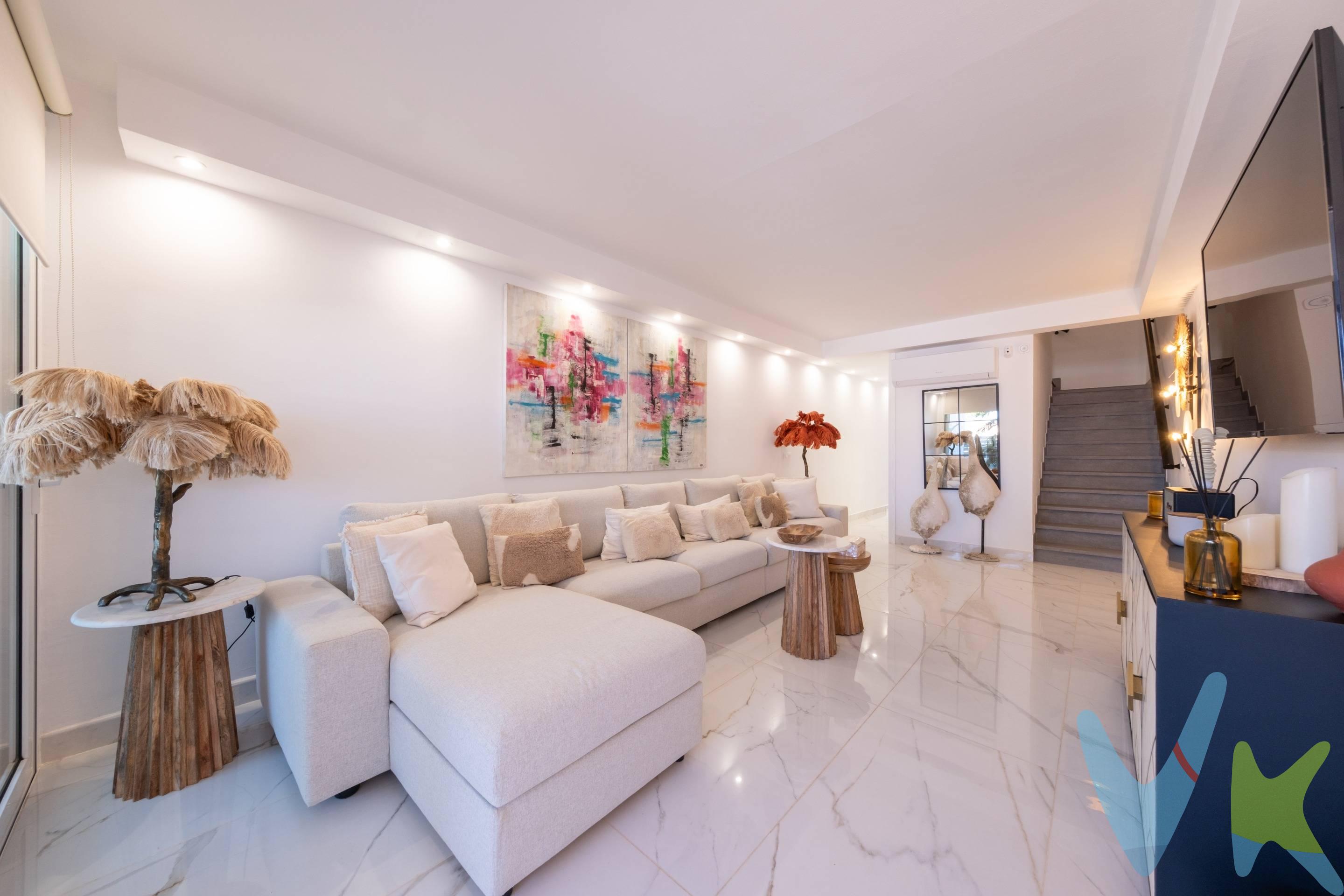 Hay propiedades que se compran. Y hay propiedades que, desde el primer momento, se sienten como un lugar al que uno pertenece. En uno de los rincones más especiales y exclusivos del Puerto de las Nieves, en Agaete, se encuentra esta espectacular propiedad de aproximadamente 200 m², completamente reformada hace apenas un año y diseñada para disfrutar de una forma de vida única, tranquila y mediterránea. El Puerto de las Nieves conserva algo que hoy resulta extraordinariamente difícil de encontrar: la esencia de un pequeño pueblo junto al mar. Un entorno con apenas unos cientos de habitantes, muy demandado y con una oferta de vivienda especialmente limitada. Aquí el tiempo parece transcurrir de otra manera: paseos junto al océano, atardeceres, tranquilidad, gastronomía y esa sensación de estar en una pequeña isla dentro de la isla. La vivienda ha sido reformada y decorada con un gusto exquisito, buscando transmitir una atmósfera marinera, ibicenca y mediterránea, con inspiración en las islas griegas. Cada espacio está pensado para que la casa no sea simplemente bonita, sino que invite a quedarse, a compartir y a disfrutar. Dispone de cinco amplios dormitorios y cinco baños, ofreciendo comodidad y privacidad tanto para una gran familia como para recibir invitados. Todos los dormitorios cuentan con aire acondicionado y televisión, cuidando hasta el último detalle para garantizar el máximo confort. Y si hay algo que convierte esta propiedad en verdaderamente especial son sus espacios exteriores. Varias terrazas permiten disfrutar del aire libre durante todo el año. Una magnífica zona de barbacoa está pensada para esas comidas largas que terminan convirtiéndose en recuerdos. El solárium invita a desconectar y disfrutar del clima privilegiado de Agaete, mientras que las pérgolas,  techos  y  estores eléctricos con iluminación Leeds permiten adaptar los espacios a cada momento del día. Además, la propiedad cuenta con plaza de garaje, un auténtico privilegio en una zona donde el espacio y la disponibilidad son tan limitados. Pero quizá lo más difícil de describir no sean sus metros cuadrados, ni sus cinco dormitorios, ni sus terrazas. Es la sensación. La de abrir una ventana y sentir la cercanía del mar. La de desayunar sin prisas, disfrutar de una tarde de sol en el solárium o reunir a quienes más quieres alrededor de una barbacoa. La de volver a casa después de un día fuera y sentir que has llegado a tu pequeño refugio. Una propiedad concebida para quienes no buscan simplemente una vivienda, sino una manera de vivir.