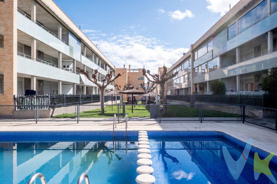 Imagina terminar el día viendo el atardecer desde tu propia terraza privada de 84m². Sin ruidos, sin agobios. Solo tú, el aire libre y un espacio infinito para cenas con amigos, una zona de juegos para los niños o ese rincón de relax que siempre has soñado. Este ático dúplex en calle Benasque , Cuarte de Huerva, es una pieza única por su distribución inteligente: toda la vivienda se desarrolla en una sola planta, ofreciendo la comodidad que buscas, mientras que la planta superior queda reservada exclusivamente para el disfrute exterior. - Lo que hace especial a este hogar:. La joya de la corona: Una espectacular terraza superior de 84m² con acceso directo y cómodo desde la escalera del salón. Es, literalmente, un salón al aire libre. - Vida interior-exterior: En la planta principal, disfruta de una segunda terraza de 24m², acristalada para aprovecharla todo el año, con vistas despejadas a la zona comunitaria y acceso desde el salón y los 3 dormitorios. - Distribución pensada para ti: 3 dormitorios amplios, destacando la suite principal con baño privado. - Independencia y orden: Cocina independiente con galería/despensa (adiós al desorden visual) y climatización por conductos en toda la casa para tu máximo confort. - Todo incluido: Olvida los problemas de aparcamiento. El precio incluye plaza de garaje doble  🚘🚘+ trastero. - Ubicación y Comunidad. Vivirás en una de las zonas más demandadas de Cuarte, en una urbanización privada con piscina y zona infantil. El equilibrio perfecto entre la tranquilidad de un entorno residencial y la cercanía a Zaragoza. No es solo un piso, es el escenario de tus próximos recuerdos. ** Precio y Gastos **. En el precio de venta publicado no se incluyen los impuestos legalmente establecidos ni gastos derivados de la compraventa y de la inscripción del inmueble (I.T.P., Notaría y Registro de la Propiedad)