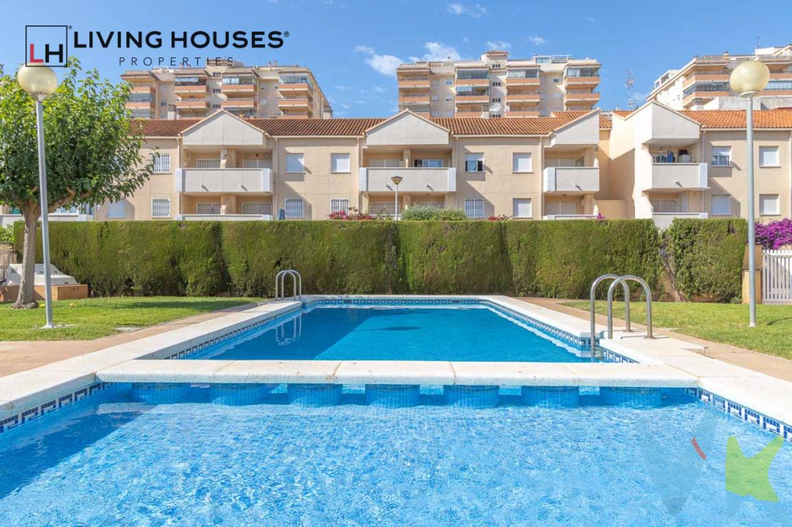  ¿Estás buscando el apartamento de tus sueños en un entorno idílico? Te presentamos un exclusivo ático dúplex en venta situado en la emblemática Zona Playa Morro de Gos de Oropesa del Mar-Orpesa, que combina comodidad y lujo en un ambiente inmejorable. Este magnífico apartamento se encuentra en un edificio construido en el año 2003 y cuenta con una ubicación estratégica que te permite disfrutar tanto de la tranquilidad como de todos los servicios necesarios a tu alcance.Con cuatro amplias habitaciones, este ático en la planta 02 del edificio te brinda el espacio que tu familia necesita. La decoración de cada estancia ha sido cuidadosamente elegida para proporcionar un ambiente acogedor y práctico. Además, todos los electrodomésticos necesarios están incluidos, lo que permite entrar a vivir de inmediato sin preocuparte por ningún detalle.La vivienda, distribuida en dos alturas, ofrece 75 m² en la planta principal, donde se encuentran la entrada, el salón-comedor, la cocina, un dormitorio, un baño y una agradable terraza de 16 metros cuadrados.La planta superior, con una superficie de 47 m², alberga tres dormitorios, un baño y una segunda terraza.No solo los interiores de esta propiedad son excepcionales. El edificio cuenta con un ascensor que facilita el acceso a la vivienda, haciendo más cómodo tu día a día. También dispone de una plaza de garaje, vital para quienes necesitan estacionar su vehículo de forma segura y accesible. Junto con estos beneficios, la propiedad ofrece un trastero, perfecto para cubrir tus necesidades de almacenamiento y mantener tu hogar ordenado.Para quienes valoran un estilo de vida activo, disfrutar de la piscina comunitaria será un placer diario. Relájate después de un largo día o diviértete los fines de semana sumergiéndose en un refrescante baño. Estas instalaciones están pensadas para maximizar tu bienestar y el de tu familia.En cuanto a la conectividad, el apartamento está extraordinariamente bien comunicado. Con una estación de tren cercana, podrás desplazarte con facilidad a otras localidades, disfrutando de la comodidad del transporte público sin complicaciones. La proximidad de paradas de autobús también garantiza un acceso ágil a los diferentes puntos de la ciudad, ampliando así tus opciones de movilidad.Vivir en la Zona Playa Morro de Gos implica un estilo de vida único. La playa, a solo unos pasos de distancia, ofrece oportunidades diarias para paseos costeros y actividades al aire libre. Este entorno es ideal para quienes buscan la combinación perfecta de naturaleza y servicios urbanos.Te animamos a que experimentes por ti mismo todo lo que este maravilloso ático tiene para ofrecer. No pierdas la oportunidad de vivir en un lugar que encapsula el verdadero sentido de comodidad y calidad de vida. Te invitamos cordialmente a visitar la propiedad y descubrir cada uno de sus exclusivos detalles. Esta es tu oportunidad de realizar una inversión que no solo incrementará tu calidad de vida, sino que también será un valor sólido a largo plazo. Ponte en contacto con nosotros para programar una visita y deja que esta propiedad te sorprenda en cada rincón. Estamos seguros de que se convertirá en el hogar que siempre habías imaginado. No dejes pasar esta oportunidad única, esperamos tu visita con entusiasmo. --------------------------------------Agencia inmobiliaria en Oropesa del mar si quieres comprar o vender casas pisos o locales en la comunidad Valenciana con oficina en Oropesa del Mar, Castellón. Para mayor seguridad en la compraventa, todas nuestras viviendas poseen FICHA DE CERTIFICACIÓN DE INMUEBLES registrada por la Asociación de Inmobiliarias de la Comunidad Valenciana ASICVAL. Antes de comprar o de entregar las arras, pida el Certificado de la vivienda para estar seguro y tranquilo sobre la situación legal, urbanística y de cargas de la misma. Los impuestos, gastos de notaría y registro no están incluidos en el precio de venta. 