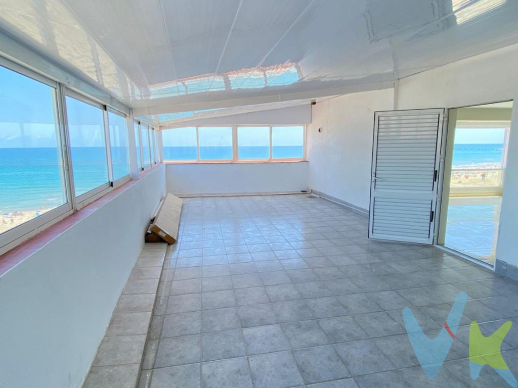  PRIMERÍSIMA LINEA DE PLAYA. UBUCACIÓN, ESPACIO Y PRIVACIDAD. Situado en la zona más exclusiva de LA PLAYA DE PUERTO DE SAGUNTO, se encuentra este impresionante ático esquinero , en una sola planta y con vistas directas al mar y a la montaña.  Con 201 metros útiles y 231 metros construidos, esta propiedad recién reformada se encuentra en la planta 7 del edificio más cercano al mar de la población.Con un total de 5 habitaciones, este ático cuenta con vistas al mar desde prácticamente toda la vivienda. Su amplitud te permitirá disfrutar de espacios luminosos y bien distribuidos, ideales para adaptarlos a tus necesidades y gustos.Además, este piso cuenta con una impresionante  terraza y un balcón, donde podrás relajarte y disfrutar de las maravillosas vistas al mar que ofrece esta privilegiada ubicación. ¿Te imaginas desayunar cada mañana con el sonido de las olas de fondo? ¿Y en invierno con las llamas de la estufa frente al mar? !Esta es tu oportunidad para disfrutar del edificio más próximo al mar de toda la ciudad! VIVIENDA SIN AMUEBLAR:El precio indicado no incluye gastos ni otros conceptos. A tal efecto, se informa que al referido precio habrá que añadirle los gastos propios de la transmisión inmobiliaria, entre los que cabe enumerar los siguientes: honorarios notariales, impuesto al que se encuentre sujeta la transmisión (Impuesto sobre el Valor Añadido o Impuesto sobre Transmisiones Patrimoniales y Actos Jurídicos Documentados, según el caso), gastos de inscripción en el Registro de la Propiedad y honorarios de intermediación de la agencia inmobiliaria (3%+iva).  