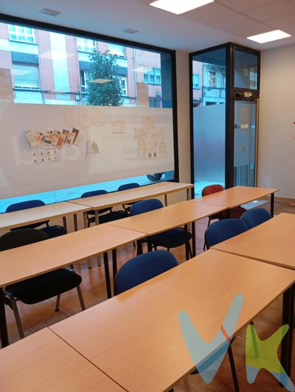 ¡Excelente oportunidad para emprendedores y centros de formación en Oviedo!Se VENDE local comercial totalmente acondicionado y listo para entrar en la calle Fuertes Acevedo, una de las zonas con más vida y tránsito de la ciudad, con excelente visibilidad y comunicación.El local cuenta con licencia en vigor para academia de enseñanza, lo que permite iniciar la actividad de forma inmediata sin esperas burocráticas. Es un espacio funcional, luminoso y diseñado para garantizar la comodidad de profesores y alumnos.Características principales:Distribución profesional: El inmueble está dividido en varias estancias independientes (aulas/despachos) mediante tabiquería de calidad y grandes superficies acristaladas que aportan una sensación de amplitud y luminosidad natural en todo el local.Zona de recepción: Dispone de un área de entrada espaciosa ideal para atención al público, perfectamente diferenciada de las zonas de estudio.Aulas equipadas: Las fotos muestran espacios amplios con capacidad para varios puestos de estudio, suelos de gres de fácil mantenimiento y techos técnicos con iluminación LED integrada.Equipamiento y confort: Cuenta con calefacción eléctrica (radiadores de bajo consumo), tomas de red en diferentes puntos y grandes ventanales a la calle que funcionan como escaparate y fuente de luz.Accesibilidad y visibilidad: Entrada a pie de calle con cristalera de seguridad y persiana metálica. Situado en una zona estratégica de Oviedo, rodeado de servicios, transporte público y con gran afluencia peatonal.Ideal para: Academias de idiomas, centros de refuerzo escolar, autoescuelas, despachos profesionales, estudios de diseño o cualquier actividad administrativa que requiera de un espacio dividido y profesional.Condiciones:Disponibilidad inmediata.¡No pierdas la oportunidad de visitar este local y dar el siguiente paso en tu negocio! Contacta con nosotros para concertar una visita. 