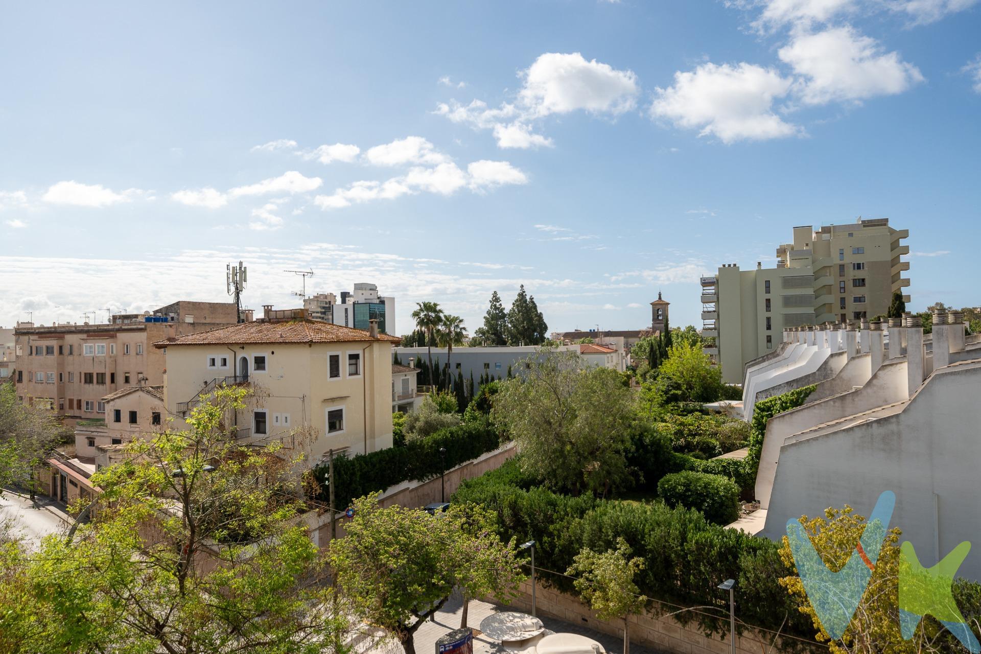 ¿Quieres vivir cerca de Zona Colegios y en uno de esos barrios que se valoran con el tiempo? Te presentamos un amplio piso de 124 m2 en Son Armadams, zona que se caracteriza por su equilibrio entre calma y cercanía al centro, además de estar muy próximo a las mejores escuelas de la capital. . La vivienda se distribuye en 3 habitaciones —dos dobles y 1 individuales— y dos baños completos. En su origen disponía de 5 dormitorios. Los espacios son generosos y permiten repensar la distribución con facilidad, algo especialmente interesante para quien quiera adaptar la casa a su propio ritmo de vida y estilo. . El piso se encuentra para actualizar, lo que da margen para intervenir con criterio y crear un espacio más actual sin partir de cero. Más que una desventaja, es una oportunidad para decidir cómo quieres vivirlo. Son Armadams mantiene un carácter residencial, con edificios consolidados y calles tranquilas, pero a pocos minutos de zonas como Santa Catalina o el Paseo Marítimo. Es una ubicación que permite moverse andando en el día a día, con comercios, servicios y transporte bien integrados. Una vivienda con base sólida en un entorno que sigue siendo una apuesta segura dentro de Palma de Mallorca. *El precio de venta (399.000 €) incluye los honorarios de agencia, asumidos por la propiedad. No incluye los impuestos ni los gastos de compraventa a cargo del comprador: ITP (Impuesto de Transmisiones Patrimoniales) con un tipo efectivo aproximado entre el 8% y el 10%, así como gastos notariales y registrales (en torno al 1%–1,5%). Importes orientativos sujetos a la normativa vigente y a las circunstancias particulares del comprador.