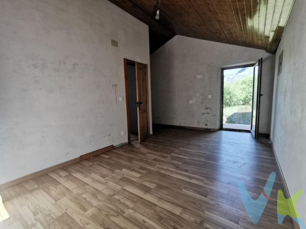 Casa en venta a estrenar en Llueva, municipio de VotoFabulosa casa de piedra rodeada de naturaleza donde podrás disfrutar de la tan anhelada intimidad y tranquilidad. La vivienda dispone de unos 110 m2 útiles distribuidos en dos plantas en las que se dispone en primera planta de salón comedor , amplia cocina, y cuarto de baño y en segunda planta de tres habitaciones, cuarto de baño y terraza. Dispone de 3700 m2 de finca aproximadamente de los cuales 800 m2 son llanos. Para la construcción se han empleado los mejores materiales: suelos de parquet y gress, ventanas de pvc oscilobatientes imitación madera, fachada de piedra,está reformada, a estrenar, únicamente está a falta de ejecutar los últimos retoques (escalera, barandilla de balconada, caldera y radiadores, colocación de rodapiés y sanitarios y pintar). En el jardín se encuentra una caseta para colocar el de depósito de gasoil y el saneamiento se conecta a fosa séptica.La casa se encuentra en el municipio de Voto, su localidad principal, Bádames dispone de bancos, farmacia, bares, supermercado, comercio y consultorio médico, desde la casa a la autovía A-8 se tardan unos 15 aproximadamente. Llámanos e infórmate sin compromiso!!!Impuestos, gastos notariales y registrales NO INCLUIDOS   