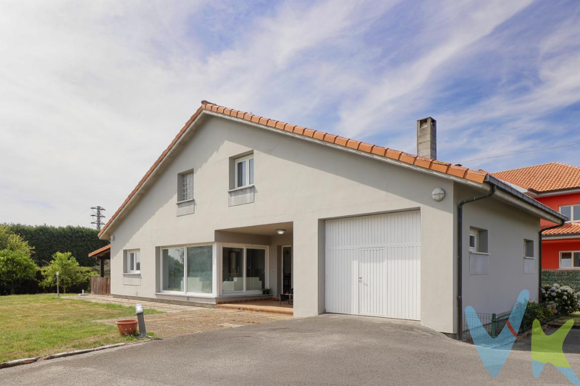 ¿Buscas máximo confort, luz y calidad de vida? Ubicada en la mejor zona de Quintes (Gijón), esta vivienda del año 2000 combina la tranquilidad de un entorno exclusivo con todo el espacio que tu familia necesita.Confort y Eficiencia TérmicaDoble Chimenea: Disfruta del encanto y calor de una chimenea de leña y la comodidad de una de pellets.Suelo Radiante: Cálido, eficiente y confortable en todas las estancias.Distribución y Espacios (178 m² const. / 138 m² útiles)Cocina Equipada: Práctica y lista para disfrutar en el día a día.Salón Principal: Espacioso, muy luminoso y conectado fluidamente con el exterior.3 Habitaciones Amplias: Diseñadas para garantizar el descanso y la privacidad.Exterior y Calidad de VidaParcela con Jardín Privado: Tu gran oasis verde para tomar el sol, jugar con niños o mascotas y dar rienda suelta a tus proyectos de jardinería.Dos Porches Excepcionales: Uno de ellos perfectamente equipado como zona social para veladas, barbacoas y celebraciones inolvidables con familiares y amigos; el otro ideal como rincón de lectura, relax o espacio de desconexión.Ubicación Inmejorable: QuintesEntorno residencial tranquilo y de alta calidad de vida, rodeado de naturaleza y con rápidos accesos a las conexiones urbanas y playas.En la zona más codiciada de Quintes, en un entorno residencial selecto y tranquilo, a un paso de colegios, servicios y excelentes accesos a Gijón.¡Lista para entrar a vivir! Calidez, jardín y la mejor ubicación de la zona.¿Quieres enamorarte en persona? Contáctanos hoy mismo y agenda tu visita.Gastos e impuestos no incluidos en el precio. En segundas transmisiones, el comprador abona el ITP (porcentajes en Asturias: https://sede.tributasenasturias.es/sites/sede/default/es_ES/Que-quieres-hacer/Transmisiones-Patrimoniales-y-AJD), calculado sobre el mayor valor entre precio, tasación o valor de referencia catastral. Notaría y registro según aranceles variables; el comprador elige notario. El vendedor asume la plusvalía municipal; el resto de gastos (incluida hipoteca: tasación, costes bancarios, gestoría y formalización) son del comprador.Honorarios: intermediación a cargo del vendedor; mediación a cargo del comprador del 2% + IVA, mínimo 2.000  + IVA.El consumidor puede solicitar información y documentación adicional en la sede física o por correo electrónico de la Agencia (contacto en la web). La agencia actúa solo como intermediaria; toda compraventa queda sujeta a la aceptación expresa del vendedor y a la formalización del contrato. Anuncio meramente informativo: los datos corresponden a la fecha de publicación y pueden variar por actualizaciones legales, contractuales o fiscales.  