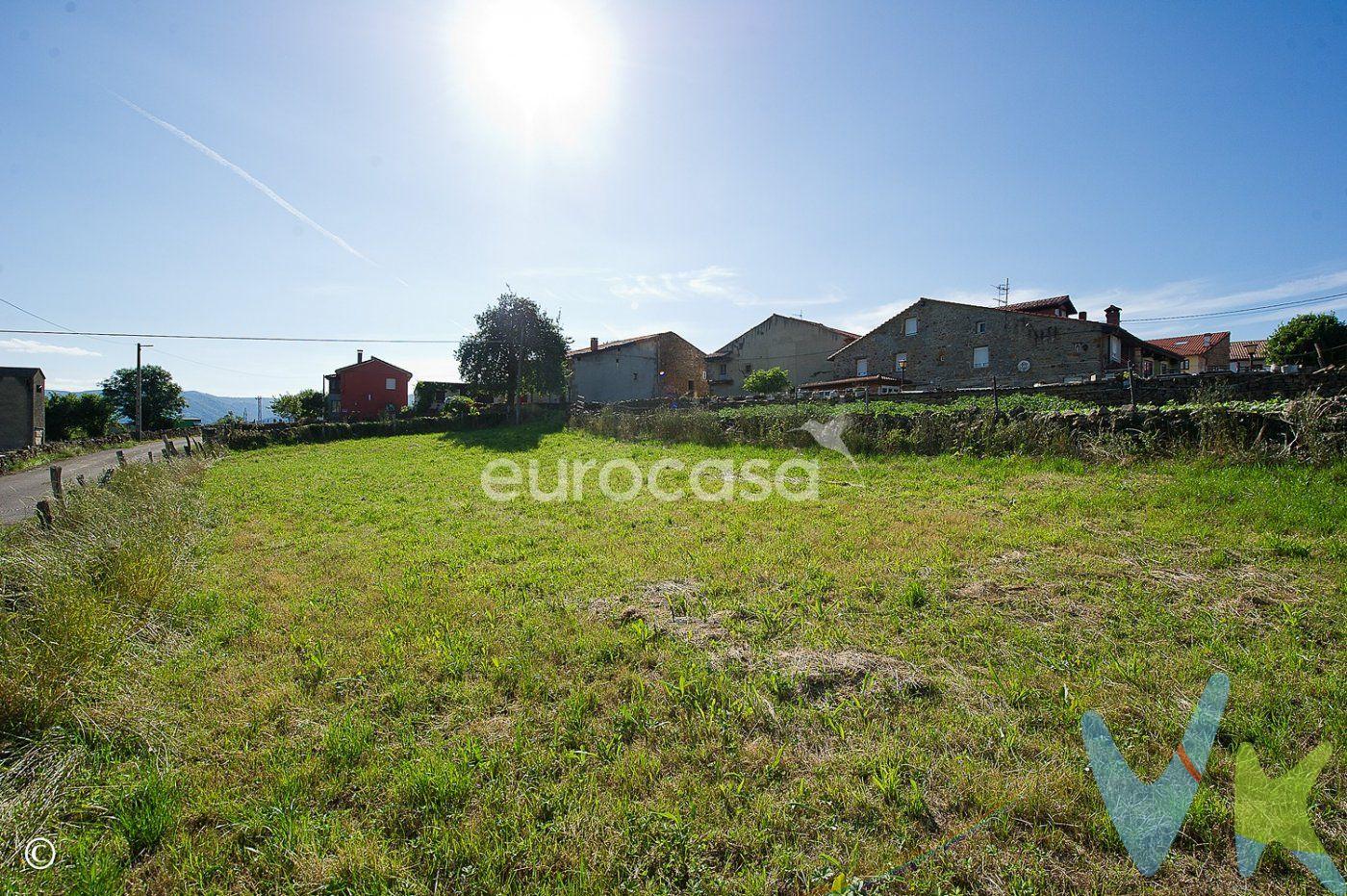 LIENZO EN BLANCO.  Tan blanco como la nieve que cubre el Valle de Iguña cuando llega la estación más invernal.  Aquí se te presenta la oportunidad de rehabilitar esta vivienda de casi 200m2 dándole tu toque más personal: elige los suelos que más te gusten, combínalos con las paredes pintadas con el color de tu elección y distribuye los espacios de la forma que mejor encaje contigo.  Visualiza el verdadero potencial de esta vivienda que se reparte en 3 plantas. En la planta baja, después de crear una coqueta zona de entrada a la casa, podrás diseñar una cocina de concepto abierto, integrándose en el salón, conectando perfectamente así ambos espacios para convertirse en el lugar de reunión familiar. Esta planta también cuenta con un hueco que podrás decidir si destinarlo a despensa, trastero o incluso a aseo.  Subiendo a través de la escalera, accederás a la primera planta donde podrás crear la zona de descanso, compuesta por 2 habitaciones y un cuarto de baño completo.  Y para completar la casa, llegarás a la planta bajocubierta, un espacio diáfano que podrás destinar a zona de ocio y relax.  Saliendo al exterior, verás una gran parcela orientada al sur que te ofrece unas maravillosas vistas al valle.  El hecho de poder disfrutar de la naturaleza con los cinco sentidos está cada vez más presente en tu mente y por ello, desde hace tiempo, estás pensando en invertir en una casa de pueblo. Una casa en un entorno tranquilo que te ofrezca una gran oportunidad para relajarte y descansar del día a día.  Dale vida a sus cimientos y transfórmala en la gran casa que está destinada a ser.  