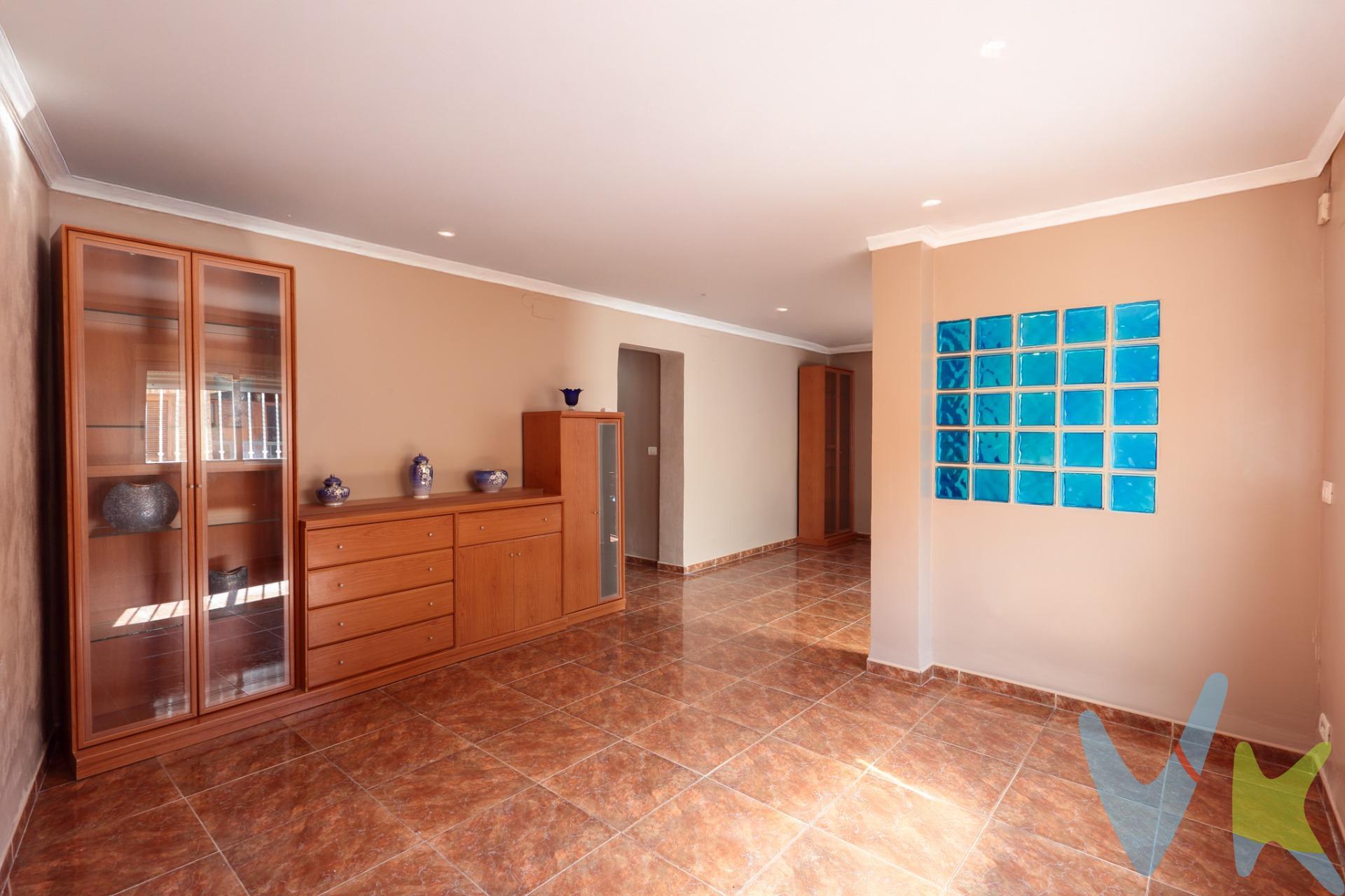 Vivienda amplia y luminosa ubicada en un barrio tranquilo de Ribesalbes con terraza y vistas despejadas. La propiedad cuenta con cinco dormitorios, dos baños (uno con ducha y otro con bañera), salón comedor con doble zona, cocina independiente, zona lavadero, sala de ocio y terraza. Un hogar ideal para familias que buscan espacio, comodidad y buena distribución. Distribución:. Planta baja: salón comedor con doble ambiente, dos dormitorios, baño con ducha, cocina independiente y lavadero. Planta primera: tres dormitorios, baño con bañera, sala de ocio y terraza. Una vivienda práctica y funcional ¡No pierdas la oportunidad de visitarla!. --------------. La descripción del presente inmueble e imágenes tienen mero carácter informativo y en ningún caso carácter contractual, pudiendo ser modificados por la inmobiliaria comercializadora sin que ello implique responsabilidad alguna frente a terceros. En el precio de venta a público, esta propiedad NO incluye los gastos de adquisición (Notario, registro, gestión, honorarios, etc…).