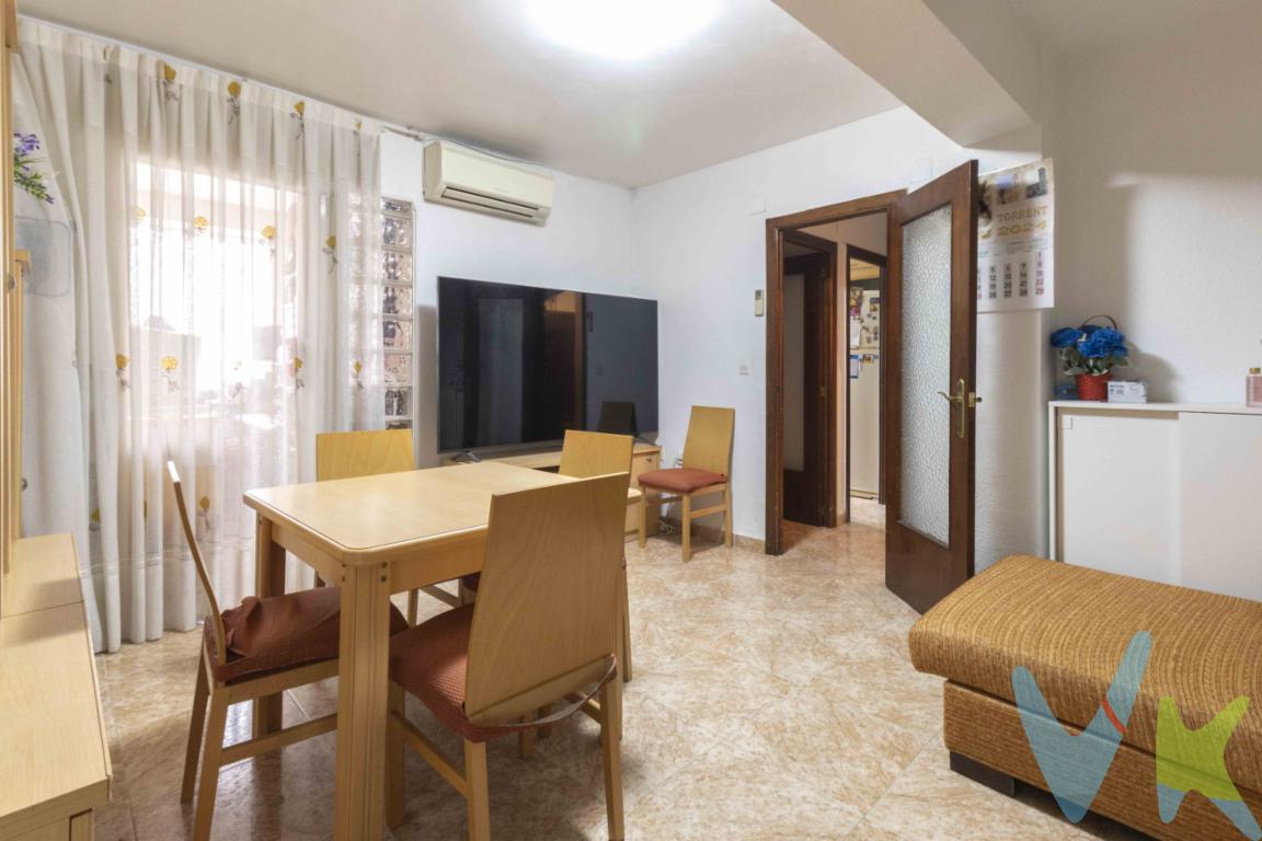 Te presentamos en Exclusiva esta propiedad en venta una planta baja en la localidad de Torrent, situada en una buena ubicación, integrada dentro de un edificio bien conservado y buen estado de conservación. Este inmueble se caracteriza por su amplitud, luminosidad y comodidad, ofreciendo un entorno ideal tanto para familias como para aquellos que buscan una residencia de fácil acceso y con todas las comodidades.La vivienda cuenta con dos dormitorios, asi como un espacio en la zona de comedor, que puede utilizarse de despacho, estudio, zona de trabajo o incluso pequeño dormitorio, y tiene un gran armario empotrado.Características del inmueble:Ubicación en el edificio: Está integrada dentro de un edificio bien cuidado, que garantiza seguridad y tranquilidad en la comunidad de vecinos.Distribución: Con una distribución funcional y práctica, ideal para aprovechar al máximo el espacio disponible. El salón comedor es amplio y cuenta con ventanas que proporcionan una excelente entrada de luz natural.Estado de conservación: La propiedad se encuentra en perfecto estado, lista para ser habitada, con acabados de calidad y mantenimiento impecable.Características de la zona:Torrent es una población que dispone de todos los servicios necesarios para una vida cómoda y tranquila. La zona cuenta con una amplia oferta de comercios, supermercados, centros educativos, centros de salud y zonas de ocio. Además, la proximidad a las principales vías de acceso garantiza una excelente conectividad.Servicios adicionales: Además, Torrent ofrece una rica oferta cultural y recreativa, con espacios deportivos, parques y centros comerciales cercanos.Transporte público: La ubicación es especialmente destacada por su proximidad a las paradas de metro, a tan solo unos minutos a pie, lo que permite acceder rápidamente a las principales áreas de la ciudad y sus alrededores.Por mandato expreso del propietario, comercializamos este inmueble EN EXCLUSIVA, lo que le garantiza un servicio de calidad, un trato fácil, sencillo y sin interferencias de terceros. Por este motivo, se ruega no molestar al propietario, a los ocupantes de la propiedad, a los vecinos. Muchas gracias por su comprensión.  El precio publicado NO incluye:- Los gastos de notaría- El impuesto de transmisiones patrimoniales, que es del 10 % (salvo supuestos de bonificación por el comprador)- Los gastos del registro de la propiedad.- Los honorarios de la inmobiliaria que paga la parte comprador.Asimismo no incluye ningún otro gasto asociado que no este específicamente que esta incluido. Los datos e información contenida en este anuncio es meramente informativa, por lo que no tiene carácter contractual, pudiendo contener errores, reservándose la inmobiliaria a poder modificarla en cualquier momento. Para saber más sobre el mismo no dude en ponerse en contacto con nosotros. 