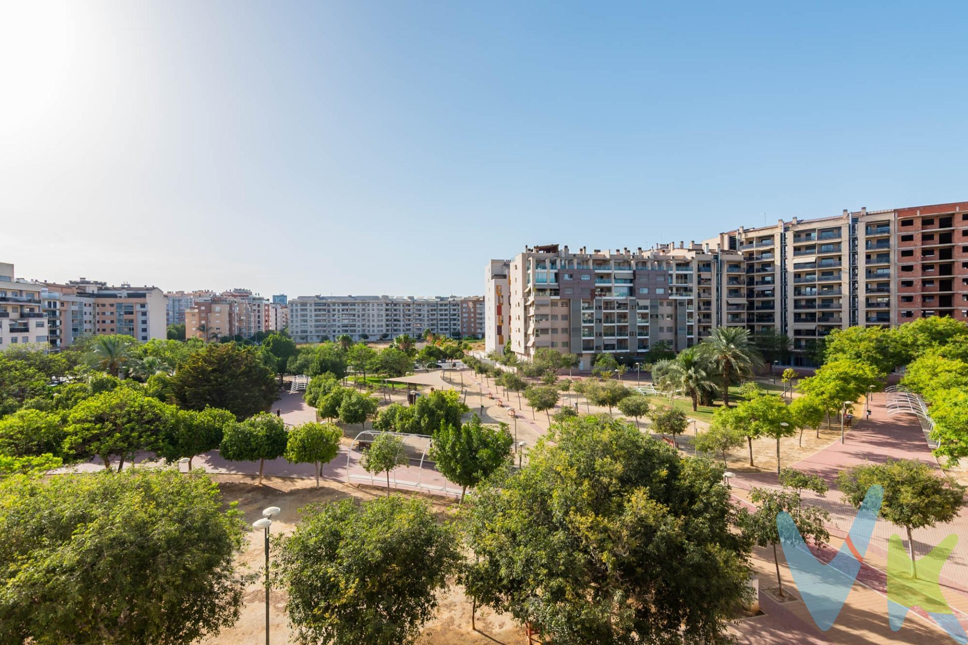 Crea el hogar que siempre has soñado....en este exclusivo piso en la prestigiosa zona de la Avenida Juan Carlos I, junto a Hacienda. Este inmueble de 2007 tiene  una superficie de 171 metros cuadrados y cuenta con cuatro dormitorios, dos baños, cocina totalmente equipada y una amplia terraza de 20 metros con vistas al parque, y todo el piso es exterior, ofreciendo una luminosidad excepcional. Dispone de aire acondicionado central, calefacción por radiadores, dos plazas de garaje  y dos trasteros. Una oportunidad única en una ubicación inmejorable. 🔑 Comercialización en multiexclusiva. Por mandato expreso del propietario, este inmueble se comercializa en multiexclusiva, lo que garantiza un acceso completo a la información, un servicio profesional y una gestión ordenada, sin interferencias de terceros. 🤝 Una compra tranquila y bien acompañada. Al contactar directamente con nosotros, evitarás molestias innecesarias a la propiedad. Nos encargamos de toda la intermediación, facilitándote la documentación, la información necesaria y un trato cercano, claro y sin complicaciones. Te informaremos con total transparencia de todos los aspectos de la compra, incluidos gastos y honorarios de agencia para que tomes decisiones con calma y seguridad. Nuestra forma de trabajar se basa en algo muy sencillo:. Calma → la tranquilidad de comprar tu vivienda con acompañamiento profesional en todo el proceso con nosotros. ℹ️ Información legal. La descripción del inmueble y las imágenes publicadas tienen carácter meramente informativo y no contractual. El precio ha sido fijado por la propiedad y podría sufrir variaciones hasta su formalización en contrato de compraventa. A continuación, te informamos de los gastos de compra no incluidos en el precio, para garantizar un proceso claro y tranquilo:. PVP:530.000€. No incluye gastos, impuestos y demás gastos legalmente correspondan al comprador: ITP del 7,75% con carácter general; existen excepciones según normativa aplicable (1). Base imponible el mayor valor entre el precio de venta o el valor referencia catastral. Gastos Notaría y Registro: 1.900€ aprox. según complejidad y aranceles vigentes (2). Financiación: gastos de hipoteca, tasación y gatos bancarios a cargo del comprador, según su necesidad y elección. Servicio doble de intermediación: Honorarios inmobiliaria a cargo del comprador: 3% precio final, más IVA (21%), salvo acuerdo contrario tras negociación, no incluidos en PVP. Operación y condiciones de compraventa sujeta a aceptación expresa del vendedor. Para acceder a información y documentación legalmente exigible por el consumidor: https://www.inmotasa.es/consumidor/. (1) Para una información exhaustiva sobre el funcionamiento, tipos impositivos y bonificaciones del ITP en la Región de Murcia, puedes consultar el portal oficial de la Agencia Tributaria Autonómica en el siguiente enlace: agenciatributaria.carm.es/ITPAJD. (2) Tarifas notariales y registrales reguladas en Anexo I Del Real Decreto 1426/1989 y, Anexo I Del Real Decreto 1427/1989, respectivamente. 