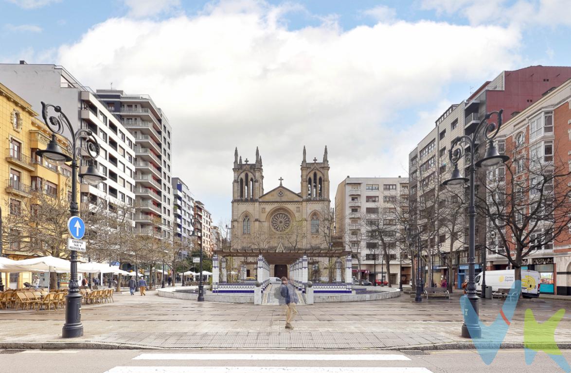  ¡Descubre la Vivienda que buscas en el Centro de Gijón a 5 minutos de la Playa San Lorenzo!Presentamos un excepcional piso en el centro de la ciudad, con una ubicación privilegiada que brinda comodidad y un estilo de vida urbano incomparable.El piso se encuentra totalmente reformado ,con unas magnificas calidades ,dispone de tres habitaciones, Salón-Comedor, Cocina independiente y 2 Baños, Proporcionando el lugar perfecto para una familia en crecimiento El salón  es un espacio abierto e iluminado que invita a la relajación y a la convivencia familiar donde podrás disfrutar de tardes de lectura o reuniones íntimas en un entorno tan acogedor.Situado en la sexta planta de un emblemático edificio, se destaca por sus espacios bien distribuidos y su luminosidad natural, al tener orientación Sur, en un contexto de servicios y conexiones de transporte inmejorables.La propiedad cuenta con una cocina funcional que maximiza su superficie, completamente equipada para que los amantes de la cocina encuentren inspiración en cada rincón.Además, el edificio cuenta con un amplio  ascensor y sin Barreras arquitectónicas , una valiosa adición para quienes buscan accesibilidad un amplio y comodidad en su día a día.Está bien mantenido, con una comunidad tranquila y respetuosa, lo que garantiza un ambiente de vida pacífico y seguro. Ideal para quienes buscan residir en un entorno urbano sin renunciar a la tranquilidad. La proximidad a parques ,zonas verdes y a 5 minutos de la Playa de San Lorenzo  también añade un valioso plus, ofreciendo espacios al aire libre para el disfrute diario.La localización es verdaderamente un activo crucial ya que a pocos pasos se encuentran conexiones de transporte eficientes, incluyendo líneas de autobús y tren, facilitando el acceso a toda la ciudad y sus alrededores. Vive rodeado de una rica oferta cultural, comercial y gastronómica que caracteriza a Gijón, con sus numerosos bares, restaurantes y tiendas locales que crean un ambiente vibrante y dinámico, No dejes pasar esta oportunidad única de inversión en una de las zonas más solicitadas de la ciudad de Gijón. Te invitamos a programar una visita y dejar que este maravilloso espacio te conquiste.Esperamos tener tu visita pronto para que compruebes por ti mismo el potencial ilimitado que esta propiedad tiene para ofrecerEl precio NO incluye: Impuestos, gastos de Notaría, registro y honorarios de los servicios contratados por los compradores a la Agencia Inmobiliaria.A título orientativo, en segundas transmisiones, el comprador abonará el Impuesto sobre Transmisiones Patrimoniales (ITP). Para consultar los porcentajes del ITP en Asturias puede hacerlo a través de la web oficial de servicios tributarios del Principado de Asturias https://sede.tributasenasturias.es/sites/sede/default/es_ES/Que-quieres-hacer/Transmisiones-Patrimoniales-y-AJD. La base imponible será el mayor valor entre precio de compraventa, tasación o valor de referencia catastral. Gastos de notaría y registro según aranceles variables según precio, número de copias y complejidad.El comprador escoge libremente notario. El vendedor asume la plusvalía y el resto de gastos son del comprador. Si se precisa hipoteca: Tasación, condiciones y costes bancarios según entidad elegida por el comprador; así como los gastos de gestoría y cualesquiera otros inherentes a la formalización de la compraventa. De acuerdo con la ley, no se incluyen en el precio otros gastos o tributos que legalmente correspondan al comprador. El consumidor tiene derecho, conforme a la normativa vigente, a disponer de información y documentación adicional relativa al inmueble y condiciones de la compraventa, accesible en la sede física de la Agencia Eurocasa Gijón, en Santa Doradía, nº 14-Bajo, en Gijón, o a través del correo electrónico info@eurocasagijon.com. La agencia actúa exclusivamente como intermediaria en la operación. Cualquier compraventa y sus condiciones quedan sujetas en todo caso a la aceptación expresa del vendedor del inmueble y a la posterior formalización del correspondiente contrato. El presente anuncio tiene carácter meramente informativo; la información suministrada se corresponde con la disponible a la fecha de publicación, pudiendo variar en función de las circunstancias o actualizaciones legales, contractuales y fiscales.  