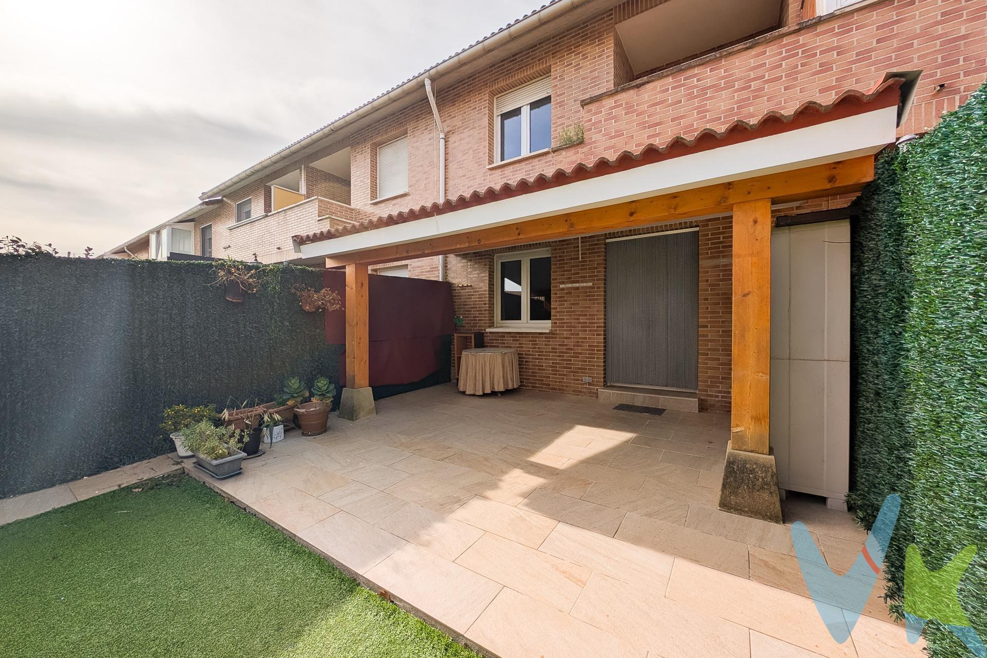 ¡EN VENTA! Precioso adosado de 4 plantas en la Urbanización Zizur. Este luminoso y espacioso adosado de 160 m² construidos (y 145 m² útiles) + 25 m2 de ático ha sido recientemente reformado, incluyendo la pintura completa, una cocina renovada hace dos años y la buhardilla transformada en un cuarto dormitorio. Con una distribución perfecta para disfrutar en familia, la vivienda se compone de 4 habitaciones, 2 baños completos, 1 aseo, Terraza, Porche, Jardín privado, Txoko con horno, Plaza de garaje y trastero. Ubicado en una excelente zona de la Urbanización Zizur, junto al parque Los Olmos, esta propiedad se encuentra cerca de supermercados, el instituto, polideportivo, piscinas municipales, y colegios, lo que te permitirá disfrutar de una vida cómoda y con todos los servicios a tu alcance. Distribución de la vivienda:. Sótano: Garaje comunitario con plaza de garaje (posibilidad de adquirir una segunda plaza junto a la primera), txoko completamente montado con horno y trastero. Planta Baja: Acceso por la puerta principal con un pequeño hall. A mano izquierda, acceso al sótano; a mano derecha, la cocina reformada y moderna de 10,05 m², seguida por un amplio salón de 26 m² con acceso a un porche ideal para disfrutar todo el año. El porche se conecta a un jardín privado con césped artificial y una pequeña terraza al fondo. Planta Primera: Tres dormitorios, incluido el dormitorio principal de 13,95 m² con armario empotrado y terraza con hermosas vistas. Los otros dos dormitorios de 11,90 m² y 9,80 m2 (uno de ellos con armario empotrado) comparten un baño reformado con plato de ducha. Buhardilla: Espaciosa y completamente reformada, convertida en un cuarto dormitorio con baño privado. Características adicionales:. Calefacción y agua caliente sanitaria mediante caldera individual. Posibilidad de adquirir una segunda plaza de garaje. Una vivienda ideal para disfrutar de amplias estancias interiores y exteriores, perfecta para tu familia y en una ubicación inmejorable. ¡No dudes en contactarnos para concertar una visita! Te atenderemos encantados. Datos meramente informativos sin valor contractual. El PVP indicado no incluye impuestos ni gastos de transmisión (ITP, Notaría, Registro..).