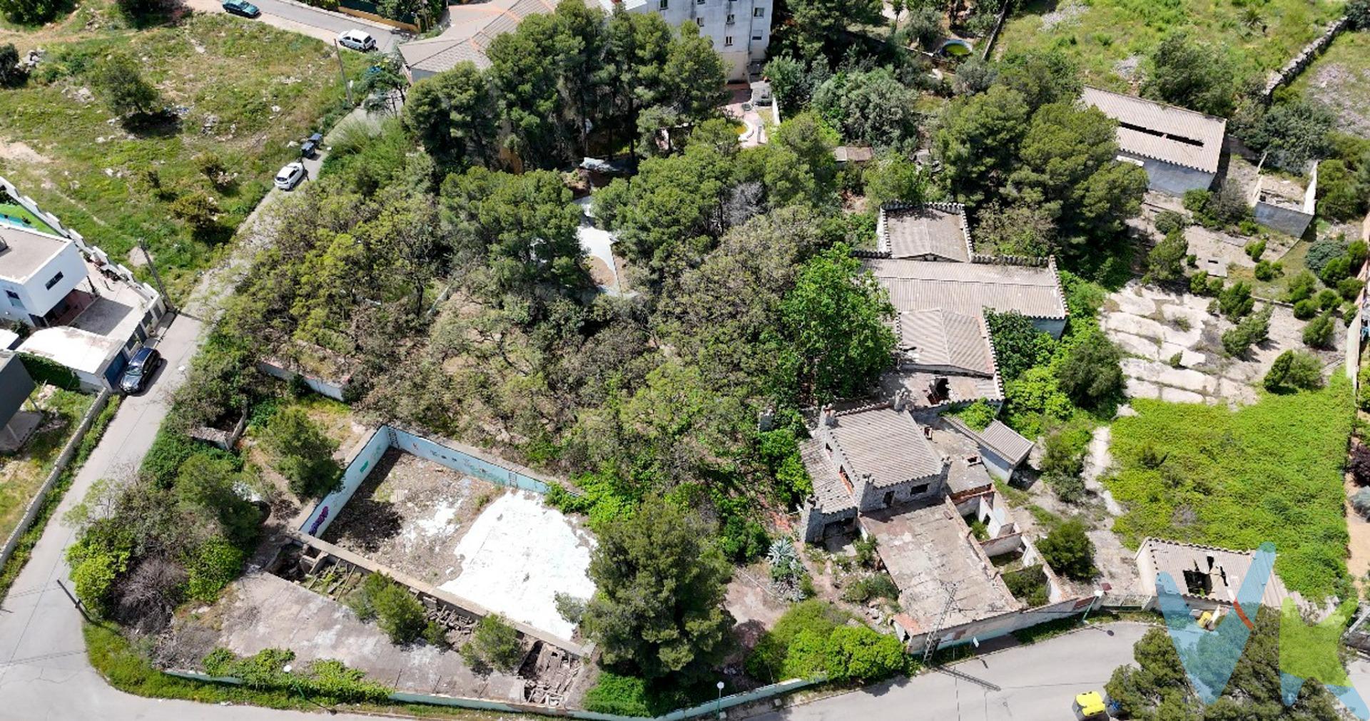 Le presento una oportunidad de inversión excepcional. Se vende un solar urbano de 6.788 m2 ubicado estratégicamente en la urbanización Las Pedrizas, concretamente en CL Diamante 25, en el término municipal de Chiva. Su proximidad a tan solo 35 minutos de Valencia capital lo convierte en un enclave muy atractivo. Este terreno resulta ideal para la construcción de adosados. Además, ofrece la interesante posibilidad de reparcelar y obtener aproximadamente 10 parcelas de 300 mª cada una, lo que amplía aún más su potencial de rentabilidad. Chiva es un municipio consolidado de la Comunidad Valenciana, perteneciente a la provincia de Valencia, con una población de 17.245 habitantes. Goza de una ubicación privilegiada, a tan solo 3,5 km al sureste de la urbanización Las Pedrizas. Si desea obtener información más detallada sobre esta inmejorable oportunidad, no dude en ponerse en contacto conmigo para resolver cualquier consulta. La descripción del presente inmueble e imágenes tienen mero carácter informativo y en ningún caso carácter contractual, pudiendo ser modificados por la inmobiliaria comercializadora sin que ello implique responsabilidad alguna frente a terceros. En el precio de venta a público, esta propiedad NO incluye los gastos de adquisición (Notario, registro, gestión, honorarios, etc…). 