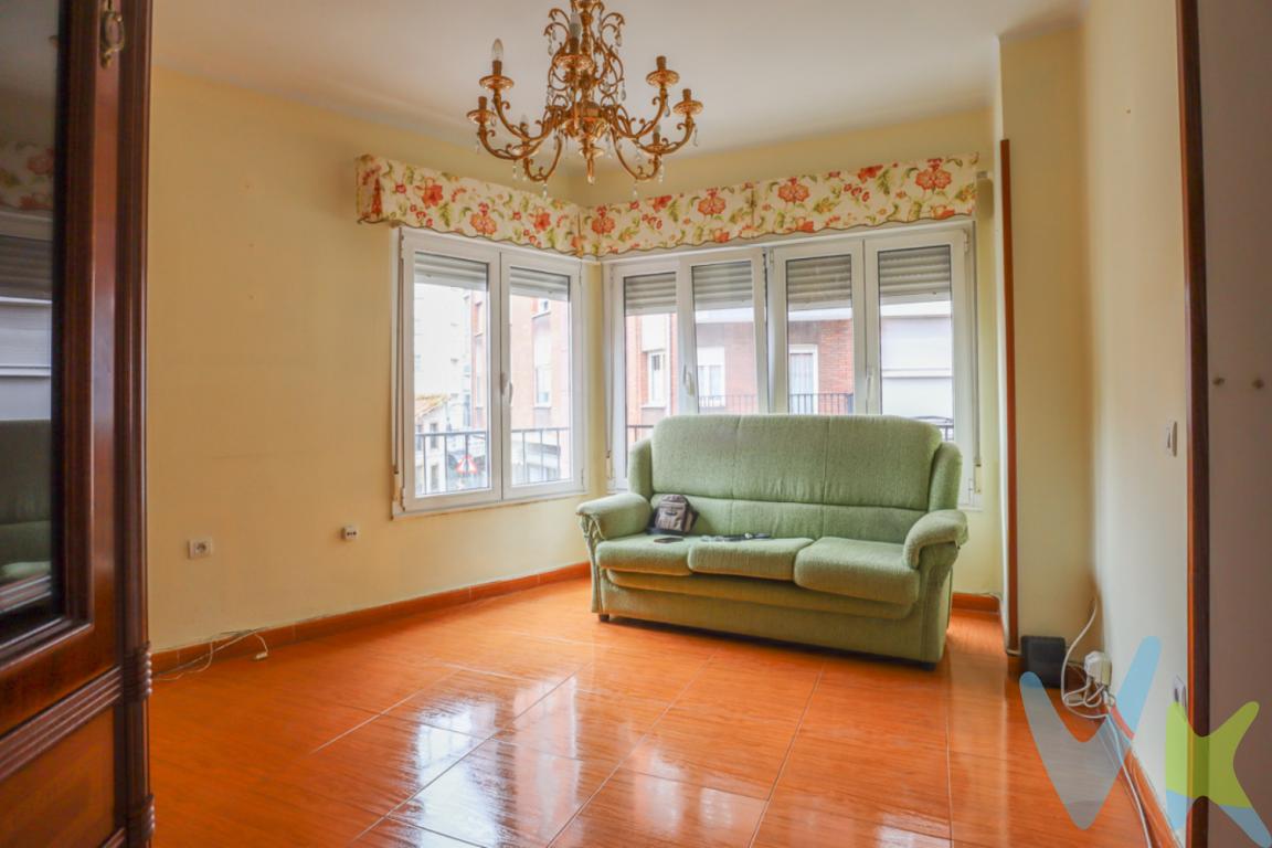  ¡Vive en el corazón de Avilés por solo 105.000EUR! Confort, ubicación y oportunidad, todo en un mismo piso.Imagina vivir en pleno centro de Avilés, con todo a tu alcance: comercios, cultura, transporte, naturaleza y por un precio que no se ve todos los días.Este acogedor piso exterior con ascensor es justo lo que estabas buscando. Perfecto para quienes quieren empezar una nueva vida en Asturias o para inversores que saben detectar una oportunidad rentable. ¿Qué ofrece esta vivienda?Dos dormitorios luminosos y con ventilación naturalBaño completo con ducha.Cocina equipada, lista para entrar a vivirExterior y orientación SUR, con excelente luz natural durante todo el díaEdificio con ascensor, cómodo y accesible Ubicación inmejorable:A 8 minutos caminando del Ayuntamiento y casco históricoA solo 2 minutos de la estación de tren y autobuses, ideal para desplazarte por toda Asturias sin cocheRodeado de todos los servicios: supermercados, colegios, parques, bares y zonas de ocio Ideal para:Inversores que buscan rentabilidad inmediataParejas o personas solas que quieren vivir cómodamente sin gastar de másQuienes sueñan con mudarse a Asturias y empezar una nueva etapa con poco presupuesto Precio: 105.000EURUn piso céntrico, bien conectado, exterior y listo para vivir ¡a este precio no durará mucho!Llama hoy mismo y agenda tu visita. Esta oportunidad solo pasa una vez.No incluido en el precio el Impuesto de Transmisiones Patrimoniales y los gastos de Notaría y Registro.