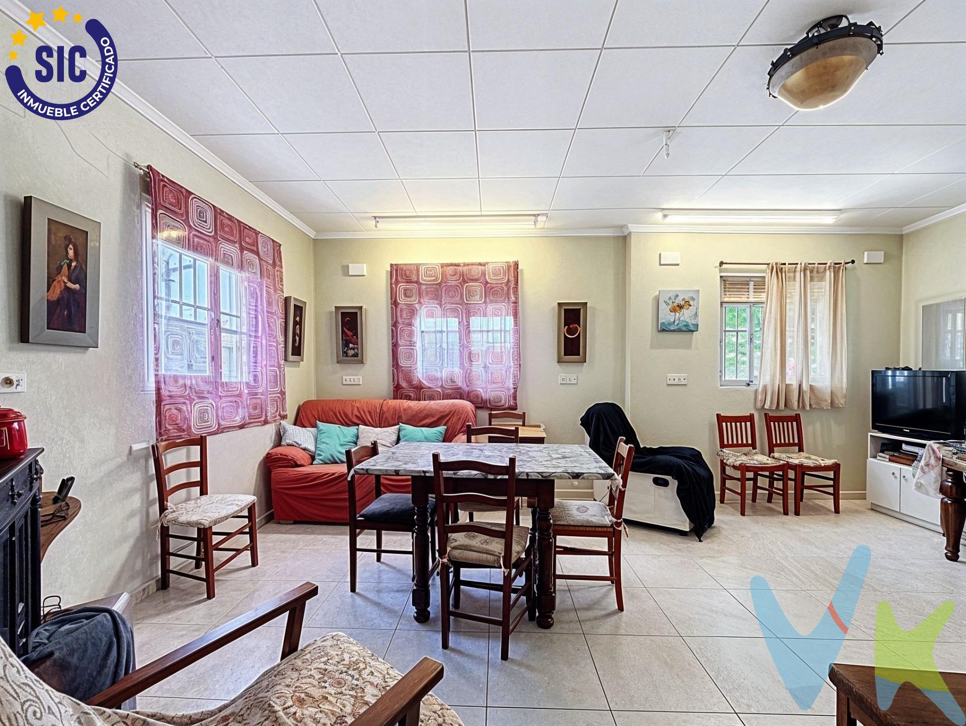 Si los pisos se te quedan pequeños y buscas una propiedad donde guardar vehículos, herramientas o disfrutar de tus aficiones sin problemas de espacio, esta finca es para ti. Sobre una parcela de 1.136 m², la propiedad dispone de 398 m² construidos distribuidos en:. 1. La Vivienda: Situada en la edificación principal, lista para disfrutar de sus estancias básicas:. Acogedor salón-comedor con chimenea. Cocina americana. 1 habitación doble y 1 baño. 2.⁠ ⁠Los Espacios Anexos: El resto de la edificación principal y una nave trasera independiente ofrecen metros extra imprescindibles. Actualmente son zonas diáfanas ideales para utilizar como gran garaje, trastero de gran capacidad, zona de taller para tus hobbies o área de almacenamiento personal. Olvídate de los problemas de espacio. Aquí podrás vivir con tranquilidad y tener todas tus pertenencias organizadas y bajo techo. . VENTA:. PVP 120.000€.  Gastos e impuestos no incluidos en el precio. La compra conlleva impuestos y gastos de formalización para el comprador. A título orientativo se informa que en segundas transmisiones el  ITP  con carácter general en  Valencia  es del  10%, pudiendo existir otros tipos impositivos atendiendo a  las circunstancias  personales del comprador u otras circunstancias previstas legalmente. Base imponible del impuesto el mayor valor entre el precio de compraventa, la tasación o el valor de referencia catastral. En cuanto a los gastos de  notaría y registro, en su caso,  suelen oscilar aprox; entre 1,5% y 2,5% (aranceles variables según precio, n.º de copias y complejidad). El comprador elige notario. Si el comprador precisase de  hipoteca: tasación, condiciones y costes bancarios serán según entidad elegida por el comprador, así como los gastos de gestoría, y cualesquiera otros gastos inherentes a la formalización de la compraventa que legalmente correspondan a la parte compradora, salvo pacto expreso en contrario con el vendedor. El consumidor tiene,  conforme a la normativa vigente, a su disposición información y documentación adicional relativa al inmueble y condiciones de la compraventa, que podrá ser consultada en C/Joaquín Costa 4, bajo 46005 Valencia o urbe2@remax.es. Honorarios de mediación inmobiliaria a cargo del  COMPRADOR: (3% del precio final de venta más IVA (21%), salvo otro pacto.); y  de VENDEDOR (según acuerdo con el mismo). . Se informa al consumidor que la agencia actúa como intermediaria inmobiliaria en la operación, estando cualquier eventual compraventa y sus condiciones sujeta a la aceptación expresa del propietario-vendedor y a la posterior formalización del correspondiente contrato.