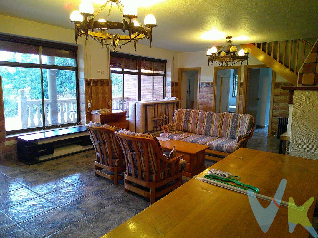 Venta: Chalet independiente en Puente la Reina - Gares
Descripción general

Tipo de propiedad: Casa
Subtipo: Chalet independiente
Estado de conservación: Buen estado
Superficie útil: 240 m²
Superficie construida: 250 m²
Superficie parcela 3.712 m²
Nº de habitaciones: 6
Salón: Con chimenea
Cocina: Montada
Estructura del edificio: Hormigón
Agua caliente: Individual eléctrica
Calefacción: Individual gasóleo
Orientación: Norte / Sur / Este / Oeste

Descripción detallada
Amplio chalet independiente situado en una zona tranquila de Puente la Reina - Gares. La vivienda, en buen estado de conservación, ofrece espacios amplios y bien distribuidos: salón con chimenea ideal para los meses más fríos, cocina totalmente montada y funcional, y seis dormitorios que permiten adaptarla a familias numerosas o uso como alojamiento turístico. La construcción en hormigón garantiza solidez y buen aislamiento.
Distribución y posibilidades

Planta principal: Salón con chimenea, cocina montada y estancias de día.
Plantas superiores: Dormitorios amplios y baños.
Posibilidades: Reorganización de espacios para despacho/teletrabajo, alquiler vacacional o uso familiar.

Servicios y equipamiento

Calefacción individual por gasóleo.
Agua caliente mediante termo eléctrico individual.
Espacios con buena orientación y ventilación, aprovechando sol y luz natural.

Entorno 
Puente la Reina - Gares es un municipio con carácter histórico situado en la Comunidad Foral de Navarra, muy conocido por su emblemático puente románico sobre el río Arga y por ser punto destacado del Camino de Santiago. El barrio combina ambiente residencial con la actividad propia de un núcleo ligado al peregrinaje: comercio local, bares y alojamientos.
Colegios, servicios e instituciones

Centros educativos: existen centros públicos de educación infantil y primaria en la localidad y opciones de educación secundaria en la comarca cercana.
Sanidad: centro de salud municipal y servicios sanitarios básicos; centros hospitalarios de mayor complejidad en localidades cercanas.
Administración y cultura: Ayuntamiento, biblioteca y centro cultural con actividades locales.
Servicios municipales: oficina de turismo, servicios de policía local y mantenimiento urbano.

Lugares de interés y ocio

El puente románico: símbolo de la localidad y paso histórico del Camino de Santiago.
Iglesia de Santiago: templo de interés histórico-artístico relacionado con la ruta jacobea.
Camino de Santiago: actividad constante de peregrinos que aporta vida y oferta de restauración y servicios.
Zonas verdes y senderos: entorno natural y vías para paseos y actividades al aire libre.

Comunicación
Buena conexión por carretera con otras localidades de la comarca y con núcleos urbanos importantes de Navarra. Transporte público regular y servicios para peregrinos que facilitan la movilidad.
Resumen
Chalet independiente de 250 m² construidos y 240 m² útiles, con 6 habitaciones, salón con chimenea y cocina montada. Vivienda ideal para familias, segunda residencia o inversión turística, ubicada en un entorno con historia y servicios en Puente la Reina - Gares. Terreno de 3.712 m², incluido en el precio. Y posibilidad de otra parcela contigua de 6.849 m² en 35.000 €.
Contacto: Para más información o concertar una visita, póngase en contacto con nuestra agencia. Le facilitaremos detalles sobre la vivienda y la zona, y le ayudaremos en todo el proceso.
Datos meramente informativos, sin valor contractual. El PVP indicado no incluye impuestos (régimen general del ITP (Impuesto de Transmisiones Patrimoniales) es el 6% sobre el precio de compra) ni gastos de transmisión (notaría, registro, AJD (Actos Jurídicos Documentados), que suma aproximadamente un 2% sobre el precio de compra). Honorarios de la agencia a cargo del vendedor. NO SE COBRA HONORARIOS AL COMPRADOR.
Consúltenos para más información, visitas y condiciones de venta.
