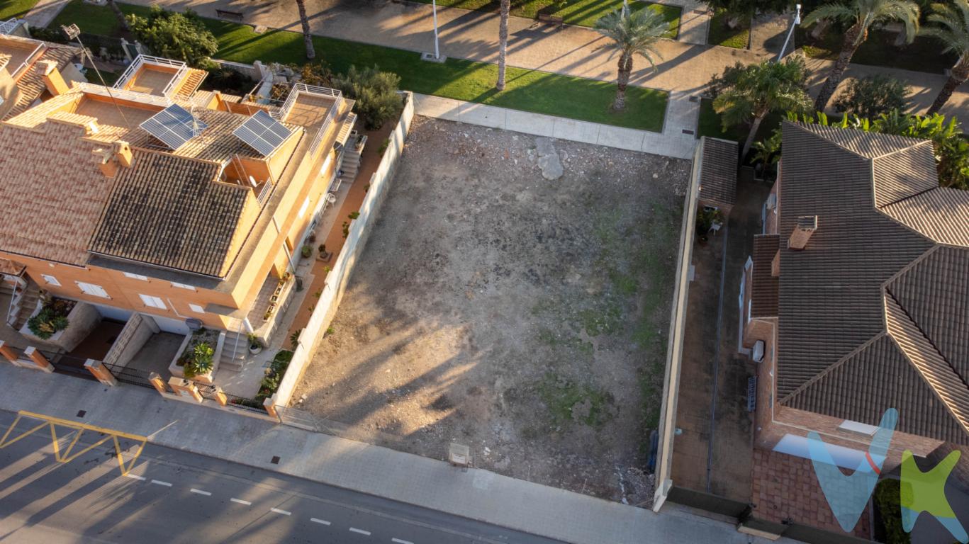  Se presenta una excepcional oportunidad de adquirir una magnífica finca edificable de 504 metros cuadrados, 20,21 metros de fachada, por 24,97 metros de fondo y 325 metros de volumetría de construcción, en la hermosa localidad de Canet d\'En Berenguer, una joya de la costa valenciana. Este terreno no solo ofrece la posibilidad de construir el hogar de sus sueños, sino también de disfrutar de un entorno envidiable con todas las comodidades necesarias al alcance de la mano.Convenientemente ubicada, esta amplia parcela brinda la ventaja de tener vistas panorámicas al majestuoso mar Mediterráneo, un espectáculo que podrá admirar diariamente desde la comodidad de su futuro hogar. Imagine despertar cada mañana con la suave brisa marina y contemplar cómo el sol se levanta sobre el horizonte mientras toma su primer café del día.La finca se encuentra en una zona bien comunicada, con servicios de transporte público cercano. Una parada de autobús próxima facilita el acceso a otras importantes localidades y a los servicios que ofrece la ciudad de Valencia, ampliando las opciones tanto de ocio como laborales. Esta estratégica localización asegura que no le faltará nada, situando la finca a pocos minutos de centros urbanos y, al mismo tiempo, en un entorno tranquilo.La tranquilidad del lugar no sacrifica la conveniencia de una excelente infraestructura. Canet d\'En Berenguer, además de sus playas consideradas entre las mejores de la región, es famosa por su ambiente acogedor y sus servicios bien establecidos. Perfectamente apta para familias que buscan un lugar que combine naturaleza y comunidad. Las actividades culturales y deportivas disponibles hacen de este un lugar perfecto para residentes de todas las edades.El potencial de la parcela es verdaderamente atractivo para quienes deseen construir una vivienda a medida. Cada detalle podrá ser diseñado según sus gustos y necesidades personales, desde la arquitectura clásica hasta una propuesta más vanguardista, asegurando así que el resultado satisfaga todas sus expectativas.Además, la proximidad del mar proporciona no solo una vista espectacular, sino también la posibilidad de disfrutar de actividades acuáticas a escasa distancia de casa. A paseos cortos se encuentran playas de arena fina que resultan ideales para disfrutar en familia y amigos. Los amaneceres y atardeceres pintan el cielo y ofrecen un espectáculo diario.En términos de inversión, esta finca representa una opción sólida. La continua demanda de propiedades en esta área asegura que cualquier construcción en este terreno mantenga y potencie su valor con el tiempo. Un activo que proporciona seguridad financiera, garantizando no solo una excelente calidad de vida, sino también una inversión con proyección al futuro.Contáctenos y permítanos ofrecerle una visita personalizada. Es una oportunidad inigualable de iniciar el proceso de creación de su nuevo hogar en un entorno simplemente incomparable. Descubra de primera mano el encanto de esta finca edificable en Canet d\'En Berenguer y haga realidad su sueño de vivir junto al mar en un entorno privilegiado. La magia de este lugar y sus infinitas posibilidades están esperando por usted.El precio del inmueble no incluye los honorarios de la agencia que ascienden al 3% del precio final del inmueble, (con un mínimo de 3.000EUR), ni los gastos de notaría y registro de la propiedad (que están sujetos a aranceles y varían dependiendo del precio de escrituración), ni los impuestos (que en la Comunitat Valenciana varían dependiendo del precio del inmueble y de las características personales del comprador).Por mandato expreso del propietario, comercializamos este inmueble en exclusiva, por lo que garantizamos un servicio de calidad, un trato fácil, sencillo y sin interferencias de terceros. Por este motivo, se ruega no molestar al propietario, a los ocupantes de la propiedad, a los vecinos, o conserjes del edificio o urbanización si los hubiera. Muchas gracias por su comprensión. La oferta está sujeta a cambios de precio o retirada del mercado sin previo aviso. Este anuncio en su conjunto, incluyendo textos, fotos, imágenes o cualquier otro contenido del mismo, no es vinculante dado que la información es ofrecida por terceros y puede contener errores. Se muestra a título informativo y no contractual.Este inmueble se vende en cuerpo cierto y las medidas expuestas en el anuncio son aproximadas.Agencia Registrada con el N.º 1844 en el Registro Obligatorio de Agentes Inmobiliarios de la Comunidad Valenciana. Puede consultar en la web de la GVA.  