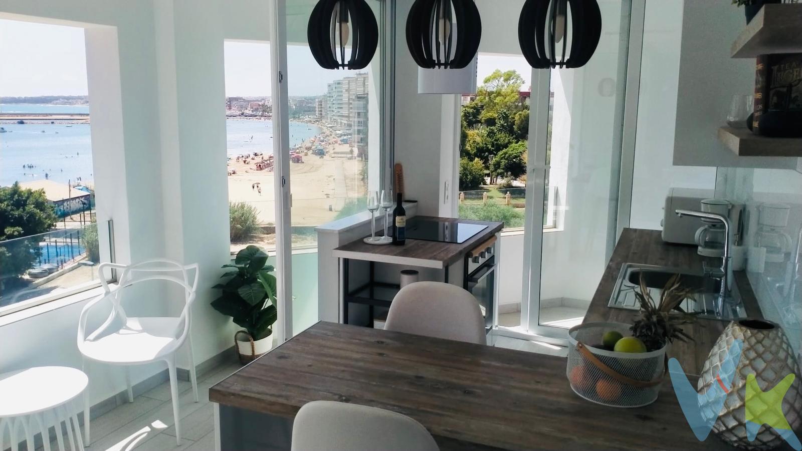 Mocadi Real Estate Torrevieja preseta: Hay pisos bonitos y hay pisos que enamoran nada más entrar. Esta vivienda destaca por su estilo moderno, su luminosidad y, sobre todo, por unas increíbles vistas al mar que acompañan prácticamente cada momento del día. Con 110 m², la vivienda dispone de 2 dormitorios dobles y 2 baños, y ha sido reformada con un estilo actual, elegante y muy cuidado. Se vende completamente amueblada y equipada, lista para entrar a disfrutarla desde el primer día. Uno de sus espacios más especiales es la zona de cocina, completamente equipada y abierta visualmente hacia el exterior: imagina cocinar mientras contemplas el mar y el puerto deportivo. La luz natural, los grandes ventanales y las vistas convierten esta parte de la casa en uno de sus grandes protagonistas. Además, cuenta con dos fantásticas terrazas/balcones con vistas al mar, perfectos para desayunar frente al Mediterráneo, disfrutar de una copa al atardecer o simplemente relajarse contemplando el paisaje. El salón-comedor mantiene la misma línea moderna y acogedora, con espacios amplios y mucha luz. La vivienda cuenta también con aire acondicionado, armarios empotrados, trastero, alarma, electrodomésticos y televisión, además de ascensor. Situada en la 4ª planta y con orientación sur, se encuentra en una zona privilegiada de Torrevieja, junto al mar y al puerto, rodeada de todos los servicios necesarios: supermercados, comercios, zonas de ocio, centros médicos, colegios, parques y transporte público. Una vivienda especial tanto por su ubicación como por sus acabados, donde el mar forma parte de la casa. Una oportunidad ideal para quien busca amplitud, diseño, terrazas y unas vistas difíciles de encontrar. *Actualmente la vivienda se encuentra alquilada, por lo que estará disponible a partir de enero. . Por mandato expreso del propietario, comercializamos este inmueble en exclusiva compartida, lo que garantiza un servicio de calidad, un trato fácil y personalizado, una gran difusión en nuestras redes compartidas y sin interferencias de terceros. Por este motivo se ruega no molestar al propietario, a los ocupantes de la propiedad, a los vecinos o conserjes del edificio si los hubiera. Si eres una agencia, llámanos colaboraremos contigo.