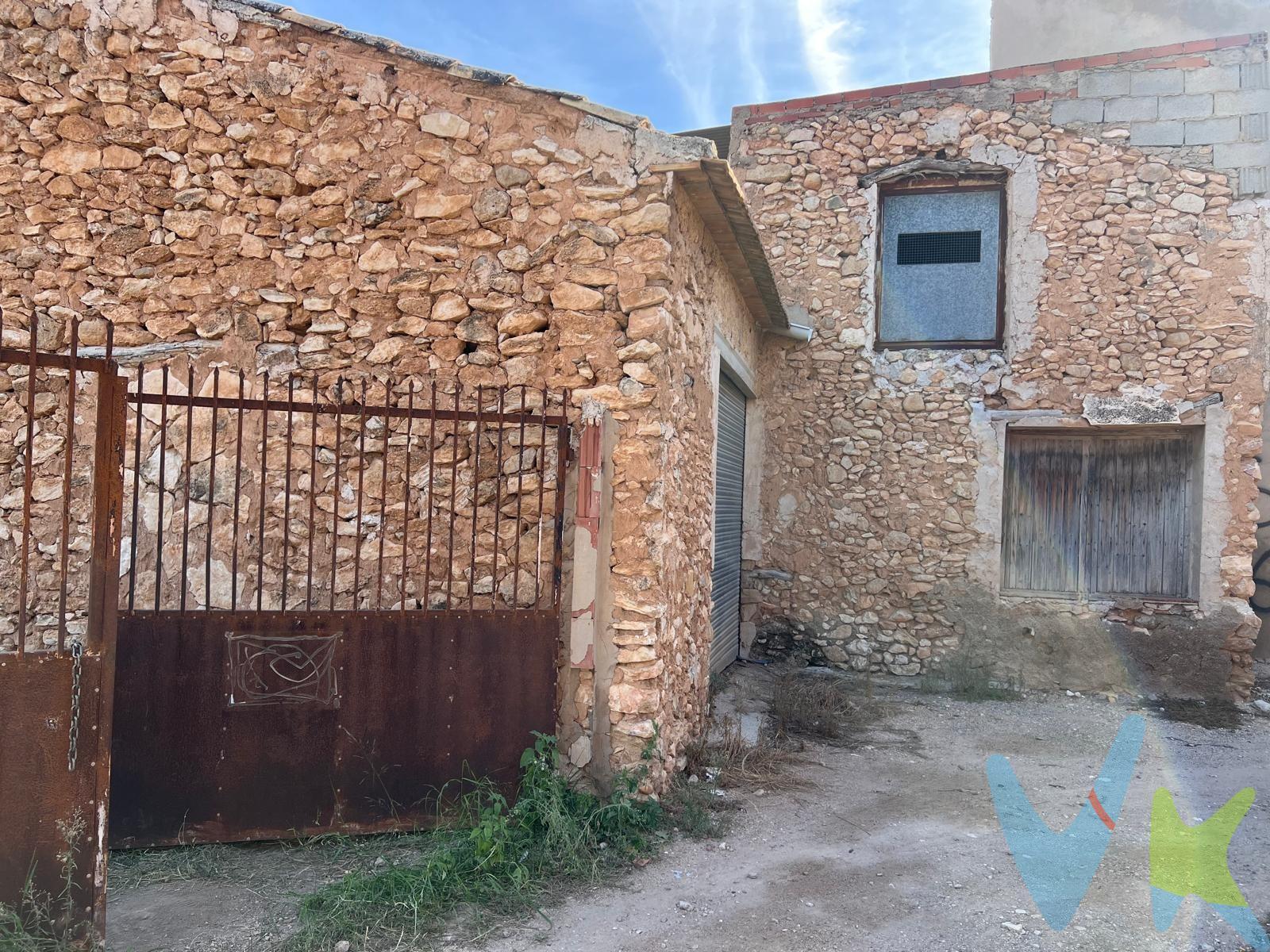 Se presenta una oferta única: un caserío histórico que ofrece la oportunidad perfecta para aquellos que buscan remodelar y disfrutar del esplendor natural de un entorno rural sereno. La vivienda, con dos plantas y una superficie total de 150 m2, cuenta en su planta superior con tres amplias habitaciones junto a una pequeña cocina; mientras que en la planta principal se encuentran otras tres generosas estancias además de un gran baño. Destaca el salón equipado con chimenea ideal para los meses más fríos, complementado por otra zona adicional destinada al descanso o esparcimiento. Al salir al exterior nos encontramos también con dos palomares conectados a una impresionante terraza donde hay espacio dedicado a secaderos u otros usos agrícolas. El inmueble está rodeado por un encantador patio que conduce hacia el jardín perfecto para pasar agradables tardes disfrutando del aire libre. Además, incluye vasto terreno agrícola -4300 metros cuadrados- cultivado actualmente con 150 oliveras centenarias dotadas de riego automático gracias al contador comunitario existente. La propiedad dispone ya tanto de alcantarillado como suministro eléctrico asegurando comodidad básica desde el primer momento. Asimismo existe flexibilidad comercial permitiendo considerar la venta separada entre casa-patio (55,000 €), bodega o garaje (15,000 €) y las tierras oleaginosas (14,000 €). Ubicado apenas a 1.5 km del pintoresco Macisvenda —una pedanía dentro del municipio Abanilla— esta ubicación privilegiada no solo brinda tranquilidad sino acceso fácil a servicios esenciales incluyendo Centro Salud local así como instalaciones culturales deportivas cercanas. Tenemos todo lo necesario para facilitarte el proceso. Gastos relacionados a la compraventa claramente detallados así como nuestro compromiso firme hacia ti asegurándote tranquilidad durante toda la compra.Por último mencionarles que este inmueble ha sido ofrecido exclusivamente bajo nuestra gestión garantizando calidad excepcional entre comprador-vendedor; estamos listos ayudarles facilitando documentación e información precisa ¡Contáctanos! Tu nuevo comienzo merece ser respaldado profesionalmente.