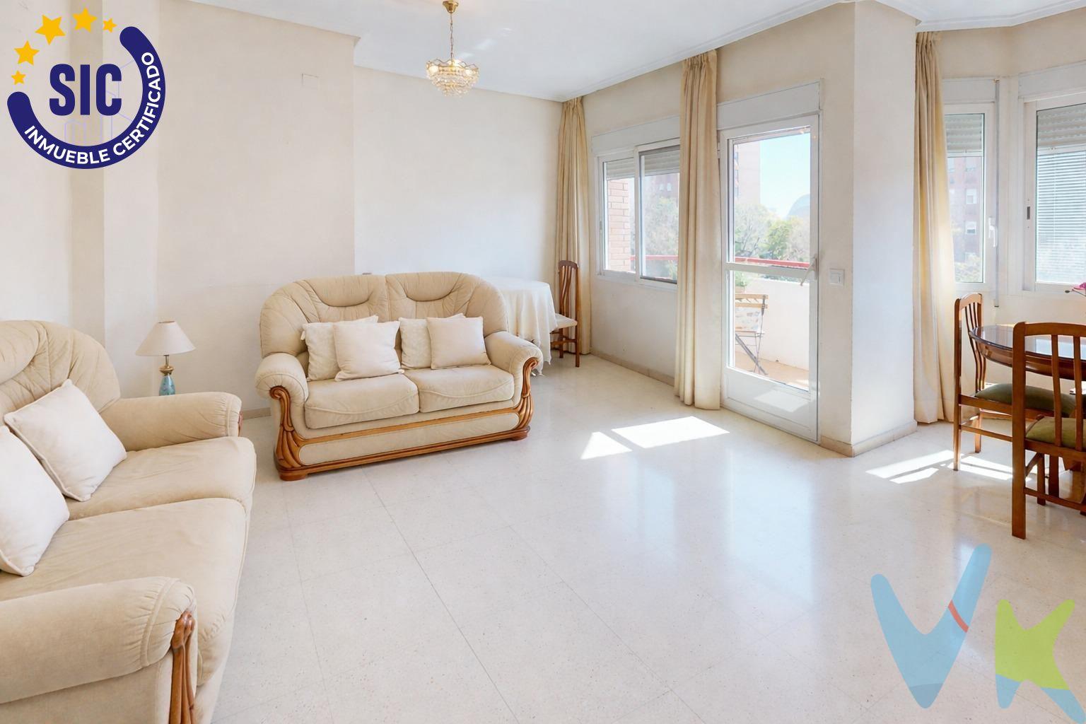 🏡 Amplia vivienda con vistas al río en Avenida de la Plata – 106,15 m². Te presentamos esta magnífica vivienda de 106,15 m² construidos, situada en una de las zonas con mayor proyección y crecimiento de la ciudad. Destaca por su excelente ubicación, amplitud de espacios y luminosidad, siendo una opción ideal tanto para quienes buscan una vivienda lista para habitar como para quienes desean diseñar su hogar a medida mediante una reforma. ✨ Distribución y características:. 🛏️ 2 amplias habitaciones dobles (anteriormente 3, con posibilidad de recuperar fácilmente la tercera estancia). 🛁 Baño completo de gran tamaño, cómodo y funcional. 🛋️ Salón espacioso y muy luminoso, con acceso directo a un agradable balcón. 🌞 Orientación sur-este, que garantiza luz natural durante gran parte del día. 🏡 Vivienda en buen estado de conservación, con gran potencial de redistribución y modernización. 🏢 Edificio bien mantenido y con buena comunidad de vecinos. 🌿 Entorno y ubicación privilegiada:. Ubicada junto al cauce del río, ideal para paseos, deporte y disfrutar de zonas verdes, y a escasos minutos de la Ciudad de las Ciencias, uno de los principales referentes culturales y arquitectónicos de la ciudad. 🚇 Excelente comunicación mediante metro Línea 10 y diversas líneas de autobús, facilitando el acceso al centro y a otros puntos clave. 🏗️ Situada muy próxima a la nueva zona de expansión vinculada al Roig Arena, lo que supone una gran oportunidad de inversión y revalorización futura. 🛍️ Rodeada de todo tipo de servicios: comercios, supermercados, centros educativos, sanitarios y zonas de ocio. Una vivienda con amplitud, ubicación estratégica y gran potencial, perfecta tanto como residencia habitual como inversión inmobiliaria. 📞 Contacta para más información o para concertar una visita. El precio no incluye gastos de notaría, gestoría y registro de la propiedad, que se concretarán según su arancel profesional; los impuestos aplicables, a determinar según su normativa específica; los gastos de financiación, en su caso; ni los gastos de agencia inmobiliaria en las condiciones que se pacten con ésta.