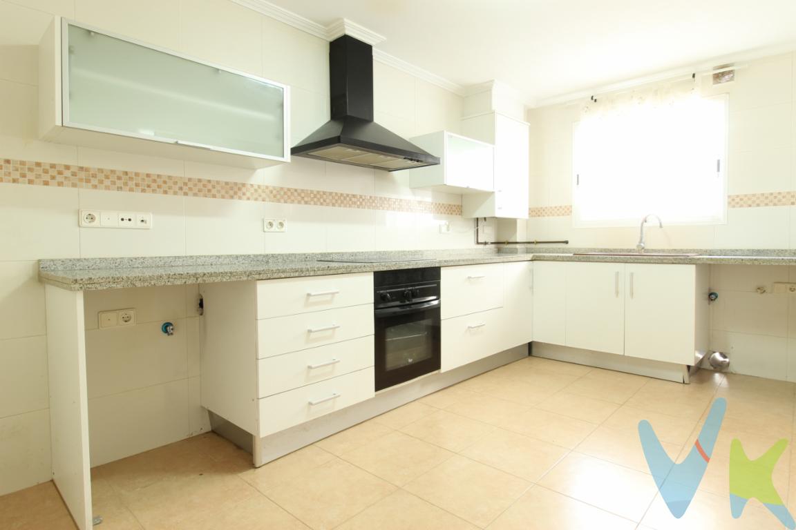  ¡Oportunidad única en Paterna, zona Santa Rita! Presentamos este amplio y moderno piso en venta en una de las zonas más demandadas de la ciudad. Con una localización estratégica, este inmueble ofrece comodidad y acceso rápido a todos los servicios necesarios para una vida confortable.Ubicado en un edificio de reciente construcción, específicamente del año 2009, este piso combina a la perfección el diseño contemporáneo con la funcionalidad y confort. Con un total de 113,71 metros construidos, y una superficie útil de 93.79 metros, este espacioso hogar se encuentra en la primera planta del edificio, proporcionando fácil acceso y comodidad diaria.El apartamento cuenta con tres luminosas habitaciones, ideales para acomodar a toda la familia o para disponer de un espacio adicional para oficina o actividades recreativas. Cada habitación ha sido diseñada con detalle, optimizando el espacio y la entrada de luz natural, creando un ambiente acogedor y sereno.El edificio está dotado con un moderno ascensor, facilitando así el acceso a todas las viviendas, lo que resulta especialmente útil para personas mayores o con movilidad reducida. Además, la propiedad incluye una plaza de garaje, una ventaja indiscutible en una zona donde aparcar puede ser un desafío. A esto se suma un práctico trastero, perfecto para almacenamiento adicional o para guardar objetos de temporada.La localización del piso es inmejorable. Situado en la zona Santa Rita de Paterna, cuenta con una excelente conexión de transporte público. La proximidad a la estación de metro y paradas de autobús garantiza una movilidad rápida y eficiente hacia cualquier punto de la ciudad y sus alrededores. Las opciones de transporte público permiten moverse sin complicaciones, ya sea para trabajar, estudiar o disfrutar de las múltiples opciones de ocio que ofrece la ciudad.La integración de amplias áreas comunes en el edificio proporciona un entorno agradable y seguro para vivir. Además, el diseño contemporáneo del inmueble aporta un toque moderno y elegante al conjunto residencial, siendo una excelente opción tanto para familias como para inversores.Sin duda, este piso en Paterna es una opción a considerar para aquellos que buscan calidad de vida y comodidad. La distribución del espacio ha sido pensada para brindar el mayor confort, con acabados de alta calidad y un mantenimiento impecable. Las áreas comunes y la cercanía de servicios hacen de este inmueble una opción excepcional para disfrutar de una vida tranquila sin renunciar a la comodidad y practicidad.Te invitamos a visitar este magnífico piso y descubrir por ti mismo todas las ventajas que ofrece. No pierdas esta oportunidad de adquirir un hogar que combina ubicación, espacio y comodidad en una de las mejores zonas de Paterna. Ponte en contacto con nosotros para más información y para concertar una visita. ¡Tu nuevo hogar te espera!El PVP no incluye gastos asociados a la compraventa, impuestos ni honorarios de mediación. Debido a los diversas situaciones socio-económicas que puede tener como comprador y sus consecuencias en los gastos de la compraventa y en su  la fiscalidad, asesore con su agente de compra de todo ello,  ya que dependiendo sus circunstancias personales, familiares y económicas los  gastos  de la compraventa pueden ser diferentes y su agente le orientara  en el importe aproximado de los mismos según su caso en concreto. Este inmueble está inscrito en el registro del Servicio de Inmuebles Certificados, certificado realizado por profesionales acreditados por el Registro de Agentes Inmobiliarios de la Comunitat Valenciana  RAICV nº 0008  ( https://sforms.gva.es/ws_sforms_cliente/servlet/Principal/obtenerDocumentoSForms?id_doc_sforms=62954&formato_doc=HTML&xml_parametros=%3CPARAMETROS%3E%3CSF_SIS_ICP%3E1%3C%2FSF_SIS_ICP%3E%3CPARAMEXPE%3E46,190%3C%2FPARAMEXPE%3E%0A%3C%2FPARAMETROS%3E) gracias a  ello usted tiene la  tranquilidad  se han comprobado la titularidad y cargas del inmueble revisando las escrituras y solicitando una nota simple y todo está en orden para proceder a la compra. Se asegura que los inmuebles que vas a visitar cuentan con toda la documentación exigida por la legislación vigente, revisada por un profesional acreditado como se indica anteriormente. Puede comprobar con el correspondiente certificado energético (CEE) la calificación energética y el gasto energético que tendrá en el futuro.  Pueda seleccionar el inmueble gracias a un buen reportaje fotográfico de calidad y no lo descartar por unas malas fotografías o engañosas que no reflejan la realidad del inmueble . Usted es conocedor de si el inmueble tiene la calificación de vivienda de protección oficial, su precio máximo de venta en tal caso y si puede beneficiar se de alguna bonificación en los impuestos . Conoce  el valor  de referencia ( el que asigna catastro/ hacienda  tras un cálculo reglado )  del inmueble con anterioridad a la compra, ya que s i ese valor de referencia es superior al precio de compra, el comprador deberá abonar el Impuesto de Transmisiones Patrimoniales en función de ese valor.  Usted  podrá  tener acceso a las distintas superficies reales , registrales y catastrales del inmueble y comprobar si hay discrepancias entre ellas y la realidad inmobiliaria . Usted conocerá si existen limitaciones urbanísticas o legales que limiten la transmisión y pueda tomar la decisión de compra de forma consciente., Y sobre todo,  el PVP del inmueble publicitado  ha sido ya negociado con la propiedad para que salga a la venta en precio ajustado a la realidad del mercado, por lo que usted tiene la garantía de un justiprecio en su compra. Ya que nuestra entidad se basa en un criterio muy sencillo para ello; SOLO UN BUEN PRECIO DE VENTA LO ES DE COMPRA, no admitiendo en cartera de inmuebles viviendas que no se ajustan a este criterio.                                Nuestra entidad es consciente que la compra de una vivienda, por regla general, es la inversión más importante de su vida, y es por ello que nos preocupa y ocupa a través de un equipo profesional interdisciplinar  usted disponga de toda la información y asesoramiento que le permita tener elementos de juicio objetivos  para tomar la decisión más adecuada a sus intereses, siempre estaremos a su lado  de principio a fin de todo el proceso. 