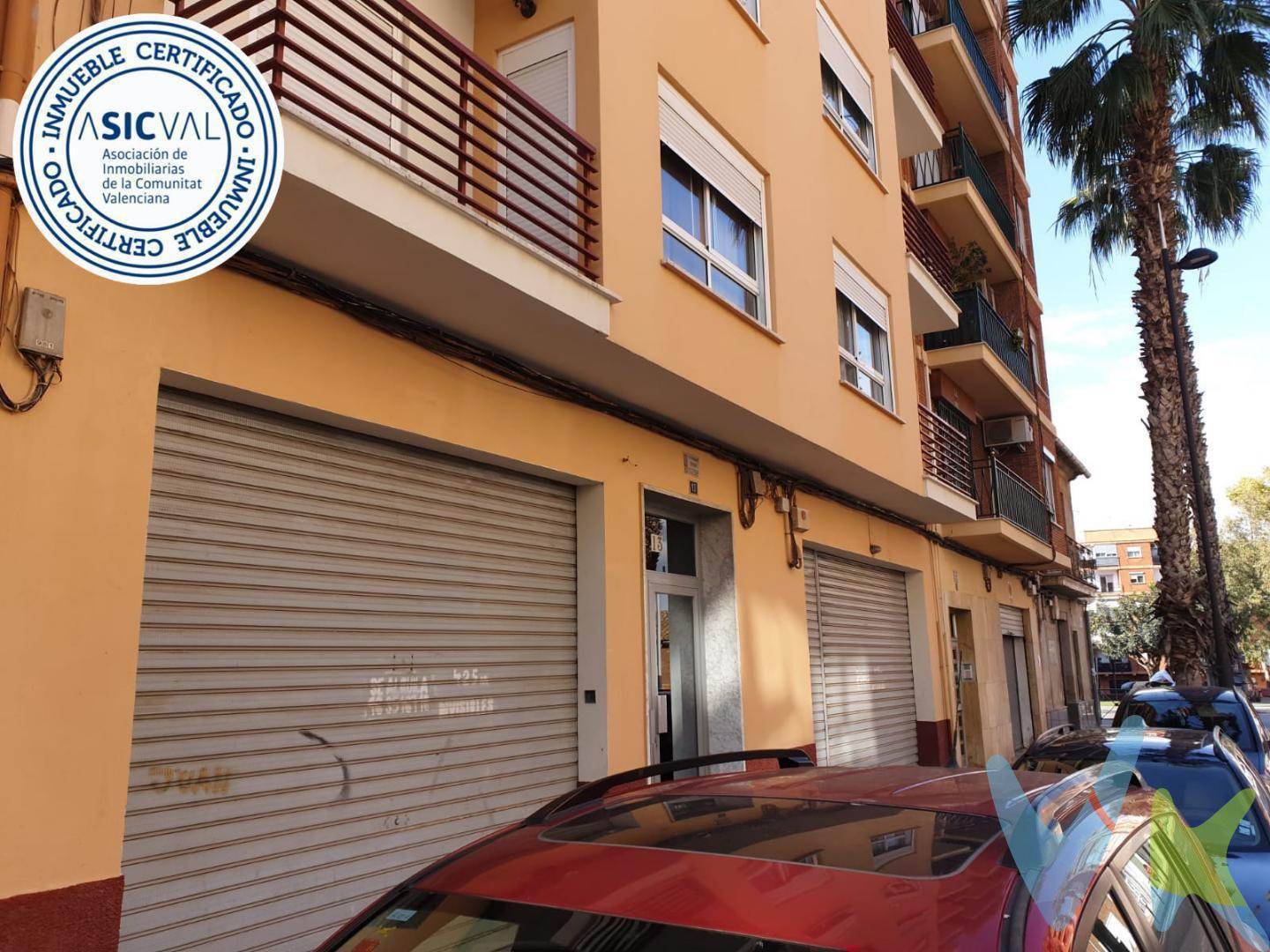 Local comercial situado en la Calle Canónigo Gisbert de Torrent, ubicado muy cerca de la Ermita en Torrent, y en la salida hacia el polígono industrial Mas del Jutge de Torrent .
Este local dispone de 421 m2 en su totalidad, y tiene dos puertas de acceso motorizadas. Buen estado de conservación, pendiente de reformar baños, reparar suelo…etc. Es una local amplio a buen precio que puedes destinar a infinidad de actividades. 
Por mandato expreso del propietario, comercializamos este inmueble en exclusiva, lo que le garantiza un servicio de calidad, un trato fácil, sencillo y sin interferencias de terceros. Por este motivo, se ruega no molestar al propietario, a los ocupantes de la propiedad, a los vecinos o conserjes del edificio o urbanización si los hubiera. Muchas gracias por su comprensión. 
