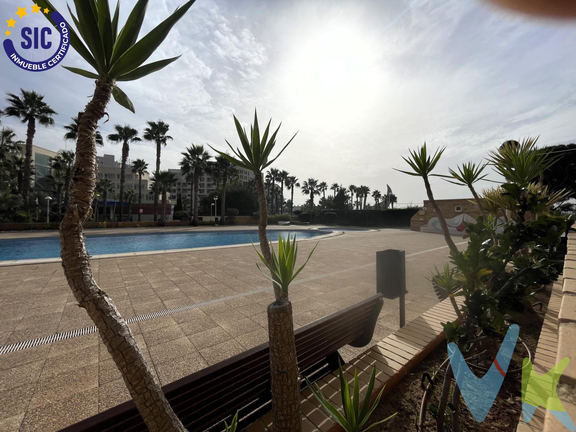 Descubre este acogedor apartamento situado en la prestigiosa zona de Marina d’Or, Oropesa del Mar, una excelente oportunidad tanto como segunda residencia para disfrutar de escapadas junto al mar, como para inversores que buscan rentabilidad o para quienes desean retirarse y vivir todo el año en un entorno tranquilo y confortable. La vivienda está distribuida de manera funcional en dos amplias habitaciones dobles y dos baños completos, uno de ellos en suite, ofreciendo comodidad y privacidad tanto para estancias cortas como prolongadas. El salón es luminoso y acogedor y se abre a una terraza privada ideal para relajarse, desayunar al sol o disfrutar del clima mediterráneo, mientras que su orientación sureste garantiza una excelente entrada de luz natural durante gran parte del día, creando ambientes cálidos y agradables en cualquier época del año. Ubicado en un residencial cerrado, el apartamento dispone de piscina comunitaria y zonas infantiles, lo que lo convierte en una opción muy atractiva para familias y para el alquiler vacacional, incrementando su potencial como inversión segura y con alta demanda. La zona cuenta con supermercados, restaurantes y servicios de restauración, lo que permite disfrutar del día a día con total comodidad sin necesidad de desplazamientos largos. Además, se encuentra muy próximo al núcleo urbano de Oropesa del Mar, donde se concentran todos los servicios esenciales como centros médicos, comercios, transporte y administración, combinando la tranquilidad de una zona residencial con la cercanía a todo lo necesario. La propiedad incluye plaza de parking privada, aportando un valor añadido imprescindible tanto para el día a día como para estancias vacacionales o alquileres. En excelente estado y listo para entrar a vivir, este apartamento reúne todas las características necesarias para disfrutar de una vida tranquila junto al mar o para obtener rentabilidad desde el primer momento. (*) Gastos, impuestos y honorarios de agencia no incluidos en el precio.