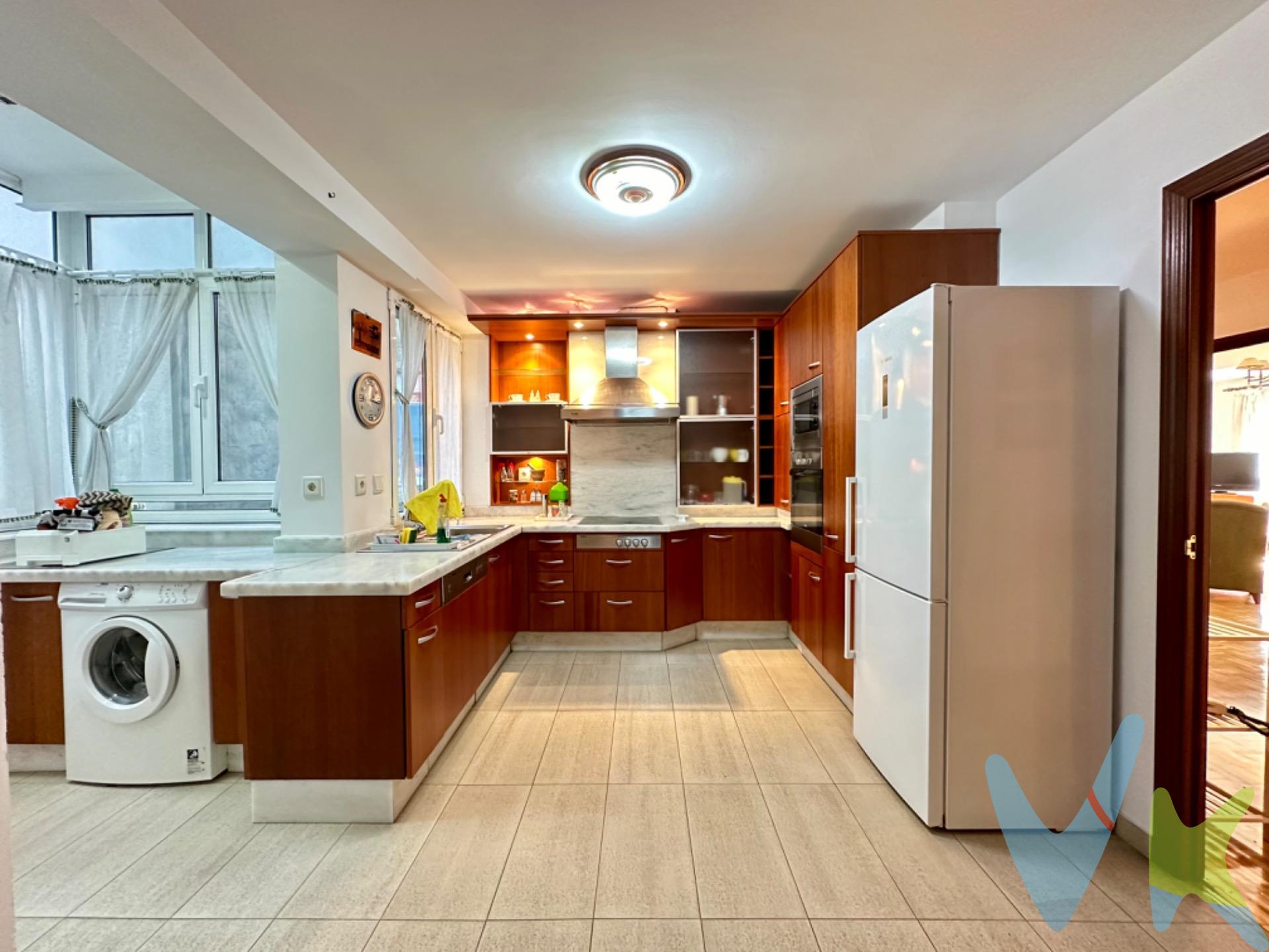 Vivienda ubicada en la zona centro de Ponferrada, próxima al parque del Temple, Comisaría de Policía Municipal. La vivienda se distribuye en salón - comedor, cocina equipada con office, habitación doble con acceso a terraza y baño con plato de ducha, 2 habitaciones dobles (una de ellas tipo suite con baño con bañera) y baño principal con plato de ducha. La calefacción y el ACS se produce de manera central con contador individual. . 