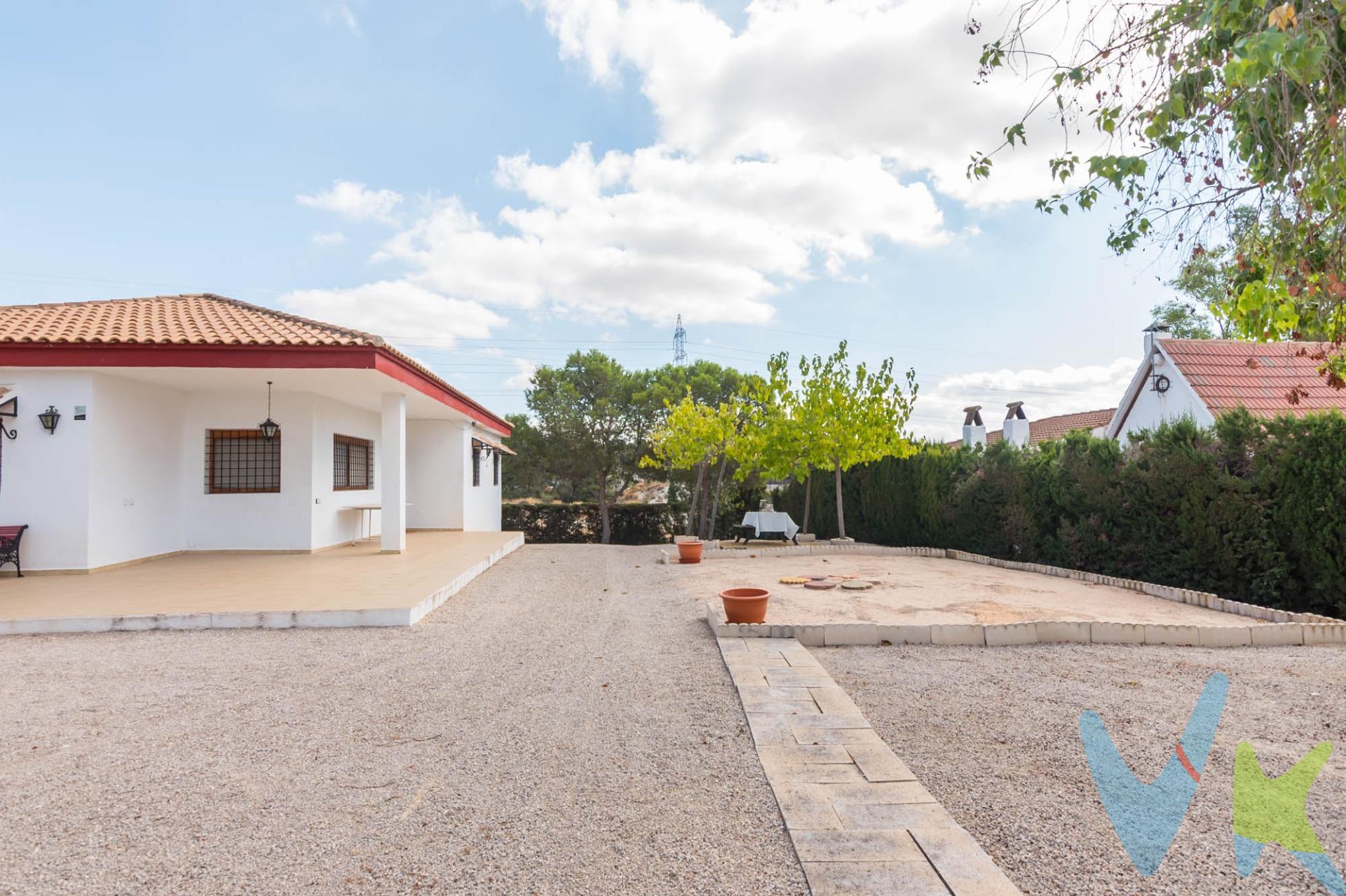 Crea el hogar que siempre has soñado e imagina despertar cada mañana escuchando respirando aire puro, rodeado de tranquilidad pero sin renunciar a la comodidad de tenerlo todo a un paso.  . En este chalet en El Chorrico, construido sobre una amplia parcela de 1.217 m², todo está pensado para disfrutar de la vida en un solo nivel: una vivienda cómoda, práctica y llena de luz. Sus 3 dormitorios en planta hacen que cada espacio sea accesible y funcional, ideal para familias que buscan amplitud sin complicaciones. El gran salón, presidido por una chimenea acogedora, se convierte en el corazón del hogar, donde compartir charlas, risas y momentos entrañables junto al calor del fuego. En el exterior, la parcela abre un mundo de posibilidades: una zona de descanso bajo los árboles, espacio para instalar una piscina privada o, simplemente, un jardín mediterráneo para desconectar tras un día de trabajo. Más que una casa, este chalet es un refugio donde crear recuerdos duraderos, disfrutar del sol de Murcia y vivir con la tranquilidad que solo una parcela de estas dimensiones puede ofrecer.