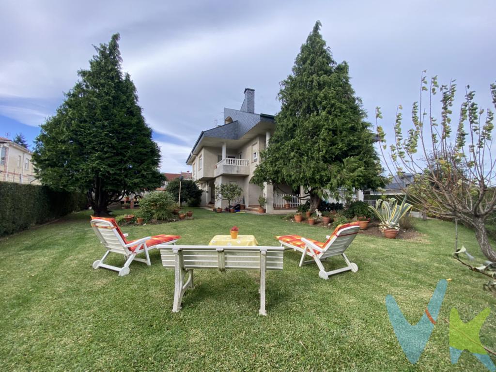 Gran chalet pareado en Tanos, a solo 5 minutos del centro de TorrelavegaPresentamos este magnífico chalet pareado de más de 450 m², una vivienda exclusiva que destaca por su amplitud, su cuidada distribución y la tranquilidad de su entorno. Está situado en el barrio de Tanos, a escasos minutos del centro de Torrelavega, y ofrece la combinación perfecta entre comodidad, privacidad y todos los servicios a mano.Su distribución actual es la siguiente:-Planta sótano:La propiedad cuenta con un impresionante sótano que ocupa toda la planta de la vivienda, destinado a un garaje con capacidad para 4-5 vehículos. Un espacio amplio, cómodo y perfecto para almacenamiento adicional o para quienes buscan un garaje de grandes dimensiones.-Planta baja:Accedemos a la vivienda por un elegante hall principal, que da paso a una zona polivalente de gran tamaño, ideal para crear un área de ocio, despacho, sala de juegos o cualquier uso que se necesite, en la que nos encontramos  con una chimenea y la posibilidad de incorporar un baño adicional, lo que añade aún más versatilidad. Desde aquí se accede, por un pequeño porche, al jardín privado de más de 570 m², un espacio exterior amplio y muy disfrutable que destaca por su magnífica orientación y privacidad. Además, dispone de un amplísimo porche, con posibilidad de acristalarlo para poder disfrutarlo durante todas las épocas del año. -Planta primera (principal):En esta planta se desarrolla la vida cotidiana de la vivienda. Encontramos un salón muy luminoso y de grandes dimensiones, con salida directa a una terraza compartida con la cocina, perfecta para comer al aire libre o simplemente relajarse. La cocina, amplia y funcional, también disfruta de acceso a la terraza.Además, dispone de 2 dormitorios, uno de ellos de más de 20m², ambos con salida a un balcón compartido, y un gran cuarto de baño completo.-Planta bajo cubierta:El último nivel alberga 2 dormitorios adicionales, ambos con armarios empotrados, y uno de ellos con acceso a una agradable terraza privada. La planta se completa con un baño completo, configurando un espacio perfecto como zona independiente para hijos, invitados o como área de trabajo.Exterior:La propiedad cuenta con un excepcional jardín de más de 570 m², un auténtico oasis que garantiza privacidad, espacio y una orientación ideal para disfrutar de la luz natural durante todo el día.