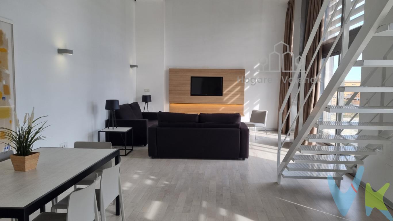 Hogares Valencia se complace en presentar este exclusivo Loft Lateral en el Parque Empresarial Ros Casares, a un paso del centro comercial Gran Turia.Distribuido en dos plantas, este moderno Loft ofrece una excelente combinación de comodidad y estilo. En la primera planta encontrarás un luminoso salón con cocina abierta, dos baños completo y una terraza perfecta para relajarte. La segunda planta destaca por una estancia amplia con vistas al salón inferior. Esta propiedad cuenta con puerta de entrada acorazada, aire acondicionado y detectores de CO2 para mayor seguridad y confort.Además, disfrutarás de cochera, piscina comunitaria y un servicio de conserjería con vigilancia las 24 horas, los 365 días del año.
