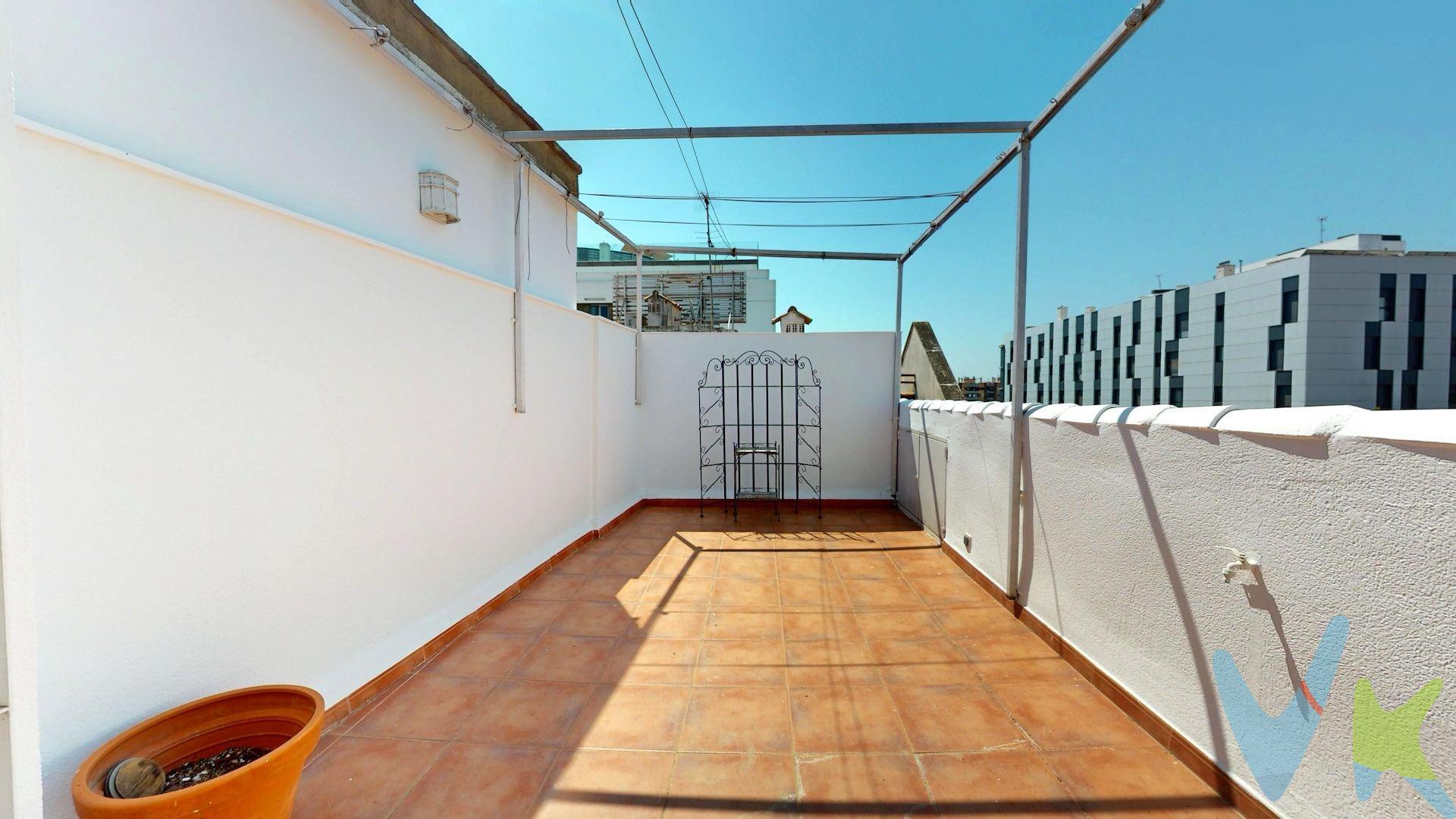 Exclusivo ático dúplex con encanto y excelente orientación suroeste, diseñado para disfrutar de la luz natural y el confort en cada estancia. La vivienda destaca por su magnífica distribución y su ambiente acogedor, contando con dos amplios dormitorios (antes tres dormitorios), un elegante baño completo y una cocina totalmente amueblada, lista para entrar a vivir. El salón, luminoso y confortable, se convierte en el corazón del hogar gracias a la calidez que aporta su fantástica orientación. Además, dispone de una encantadora buhardilla, un espacio versátil ideal como despacho, zona de relax, vestidor o rincón de lectura. Ubicado en un edificio con ascensor, este ático combina comodidad, privacidad y estilo, ofreciendo una vivienda única para quienes buscan calidad de vida en un entorno tranquilo y agradable. La vivienda dispone además de plaza de cochera opcional por 23.500 €, aportando un extra de comodidad y valor añadido. Una propiedad con personalidad propia, perfecta tanto como residencia habitual como inversión con gran atractivo. INFORMACIÓN ADICIONAL: En cumplimiento de las obligaciones de información previstas en la Ley 10/2025, de 28 de diciembre, de servicios de atención a la clientela y transparencia, así como en la normativa sectorial vigente, el precio indicado no incluye los gastos e impuestos inherentes a la adquisición, los cuales se desglosan estimados o con posibilidad de calcularlos a continuación; los gastos más ajustados serán dados en el D.I.A. en la visita a inmuebles, o antes. Gastos de Notaría: La Minuta se calculará según al arancel notarial oficial: Anexo I, del Real Decreto 1426/1989, de 17 de noviembre. Enlace: https://notariared.com/calculadora-gastos-compra-vivienda/. Gastos de Registro de la Propiedad: La inscripción se facturará según el arancel oficial: ANEXO I, del Real Decreto 1427/1989, de 17 de noviembre. Igual enlace anterior. Gastos de Gestión (Gestoría): Los honorarios por la tramitación administrativa, liquidación de impuestos e inscripción registral ascienden de forma estimativa a [363 € aprox.] (IVA incluido), aunque depende de cada caso, y su dificultad. Honorarios Agencia del Vendedor: incluidos en el PVP. Honorarios Agencia del comprador: La agencia prestará los servicios de información, asesoramiento y acompañamiento previstos en el Encargo de Servicios y en el D.I.A. Si solicita servicios adicionales o personalizados, sus honorarios serán informados previamente, de forma individualizada y por escrito, conforme a la libertad de pactos y a la normativa vigente. Siendo actualmente la cantidad de un 2,5% del precio final de venta más el 21% de IVA (con un mínimo de 3.500 € más el 21% de IVA). Impuesto sobre Transmisiones Patrimoniales (ITP): Se aplicará el tipo impositivo vigente en Andalucía (generalmente el 7%, sin perjuicio de tipos reducidos del 6%. 3,5%, etc, aplicables según las circunstancias personales del comprador o las características del inmueble). El impuesto se devenga sobre el superior entre: 1.- Valor de Referencia de Catastro; y 2.- Precio de venta. Puede calcular su situación personal. 