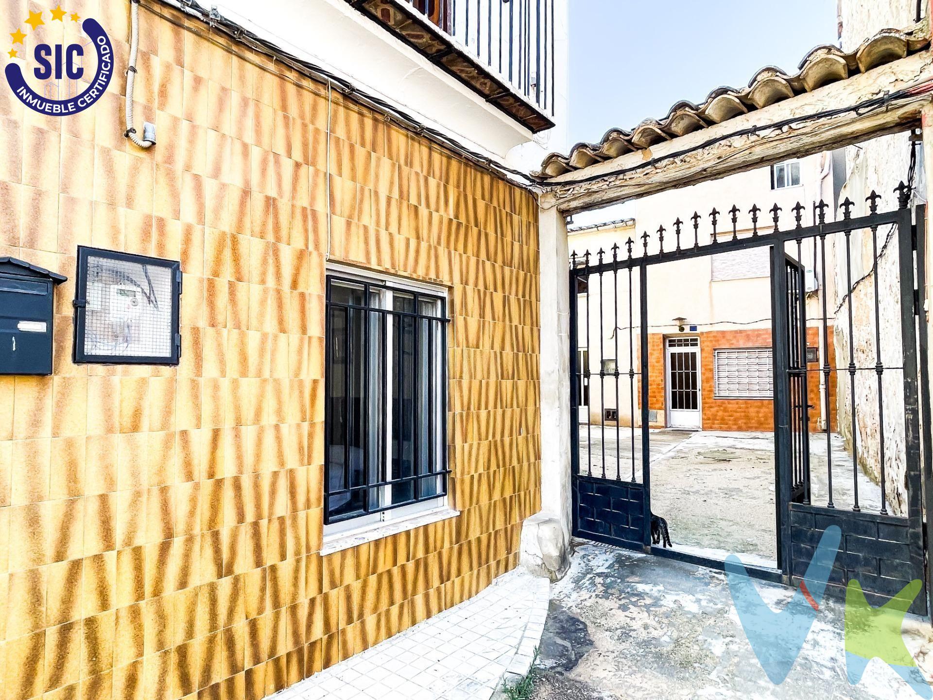 ¡No dejes pasar esta oportunidad única! Se vende espectacular casa unifamiliar en el corazón de Caudete de las Fuentes, idealmente ubicada para aquellos que buscan comodidad y estilo de vida centrado en la tranquilidad y la conveniencia. . Esta joya cuenta con un patio trasero de aproximadamente 30 metros cuadrados, perfecto para disfrutar del clima soleado mientras te relajas al aire libre o para organizar reuniones con familiares y amigos. Además, ofrece la ventaja de un amplio espacio para estacionar tu vehículo con total comodidad. Con una distribución inteligente y funcional, esta vivienda de nueva construcción ofrece 110 metros cuadrados repartidos en dos plantas. La planta baja te sorprenderá con un espacio diáfano que incluye una impresionante chimenea, ideal para deleitar a tus invitados con deliciosas paellas y crear momentos inolvidables. También encontrarás un práctico lavadero exterior cubierto y un baño para mayor conveniencia. En la planta superior, la libertad es tuya para convertir este espacio diáfano en lo que desees: habitaciones adicionales, sala de juegos, estudio, ¡tú decides! Con una ubicación privilegiada en el corazón de. Caudete de las Fuentes, esta casa te brinda la oportunidad de vivir en un entorno tranquilo y a la vez estar cerca de todos los servicios y comodidades que necesitas. No dejes pasar esta oportunidad de adquirir la casa de tus sueños. ¡Contáctanos hoy mismo para programar una visita y descubrir todo lo que esta maravillosa propiedad tiene para ofrecerte!. VENTA:. PVP 45.000€.  Gastos e impuestos no incluidos en el precio. La compra conlleva impuestos y gastos de formalización para el comprador. A título orientativo se informa que en segundas transmisiones el  ITP  con carácter general en  Valencia  es del  10%, pudiendo existir otros tipos impositivos atendiendo a  las circunstancias  personales del comprador u otras circunstancias previstas legalmente. Base imponible del impuesto el mayor valor entre el precio de compraventa, la tasación o el valor de referencia catastral. En cuanto a los gastos de  notaría y registro, en su caso,  suelen oscilar aprox; entre 1,5% y 2,5% (aranceles variables según precio, n.º de copias y complejidad). El comprador elige notario. Si el comprador precisase de  hipoteca: tasación, condiciones y costes bancarios serán según entidad elegida por el comprador, así como los gastos de gestoría, y cualesquiera otros gastos inherentes a la formalización de la compraventa que legalmente correspondan a la parte compradora, salvo pacto expreso en contrario con el vendedor. El consumidor tiene,  conforme a la normativa vigente, a su disposición información y documentación adicional relativa al inmueble y condiciones de la compraventa, que podrá ser consultada en C/Joaquín Costa 4, bajo 46005 Valencia o urbe2@remax.es. Honorarios de mediación inmobiliaria a cargo del  COMPRADOR: (3000€ del precio final de venta más IVA (21%), salvo otro pacto.); y  de VENDEDOR (según acuerdo con el mismo). . Se informa al consumidor que la agencia actúa como intermediaria inmobiliaria en la operación, estando cualquier eventual compraventa y sus condiciones sujeta a la aceptación expresa del propietario-vendedor y a la posterior formalización del correspondiente contrato.