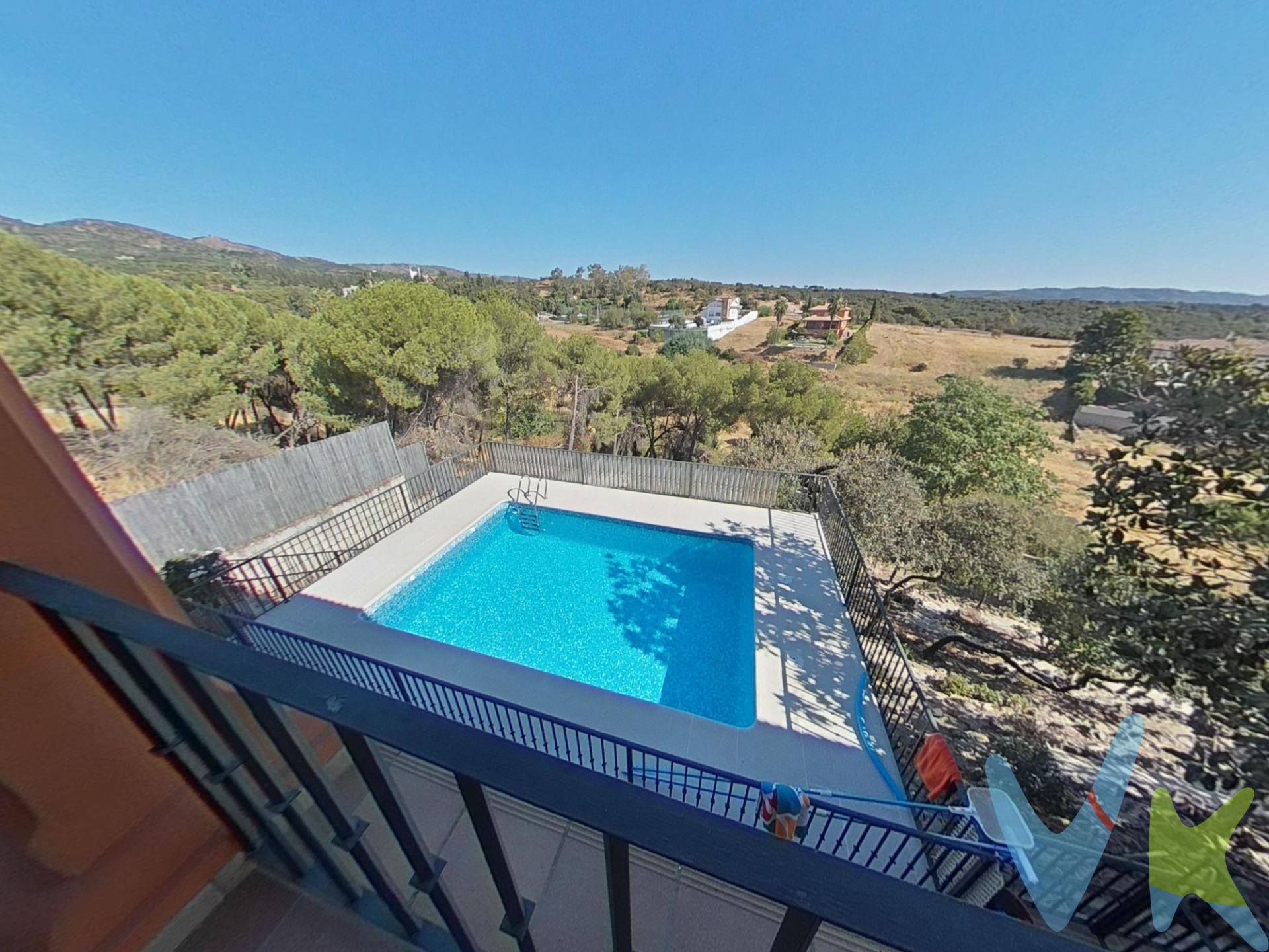 🏡Si llevas tiempo soñando con disfrutar de la tranquilidad de la Sierra de Córdoba sin renunciar a la cercanía de la ciudad, este chalet independiente en la zona de Maestre Escuela puede ser lo que estabas buscando. Ubicado en un entorno residencial rodeado de naturaleza y zonas verdes, a pocos minutos del centro de Córdoba, disfrutarás de la privacidad, el silencio y las vistas que solo la sierra puede ofrecer. La vivienda se distribuye en planta principal y sótano perfectamente equipado como vivienda independiente con salón y cocina, destaca por su amplitud. Cuenta con 5 dormitorios, 5 baños, armarios empotrados, 2 salones con chimenea cada uno, trastero y un magnífico porche desde el que contemplar unas vistas despejadas difíciles de igualar. Uno de sus grandes atractivos es su distribución simétrica en la planta principal, que permite adaptarla a diferentes necesidades familiares e incluso valorar la creación de dos espacios independientes. En el exterior encontramos todo lo necesario para disfrutar del estilo de vida que muchos buscan y pocos encuentran:. ✔ Piscina independiente. ✔ Zona de frutales y jardines. ✔ Aparcamiento techado. ✔ Espacios abiertos para reuniones y ocio al aire libre. Es una vivienda ideal para familias que necesitan espacio, para quienes teletrabajan, para varias generaciones conviviendo o simplemente para quienes desean cambiar el ruido por tranquilidad y metros por calidad de vida. Aquí podrás disfrutar de desayunos en el porche, tardes junto a la piscina, reuniones con amigos y la sensación de vivir rodeado de naturaleza sin alejarte de la ciudad. Una propiedad con carácter, amplitud y posibilidades que merece ser descubierta en persona. 📞 Llámanos y ven a visitarla. Hay casas que se ven en fotografías y otras que solo se entienden cuando las pisas. Cláusula de Transparencia y Desglose de Gastos (Ley 10/2025).  PRECIO DE VENTA + GASTOS.  En cumplimiento de las obligaciones de información previstas en la Ley 10/2025, de 28 de diciembre, de servicios de atención a la clientela y transparencia, así como en la normativa sectorial vigente, se hace constar que el precio indicado no incluye los gastos e impuestos inherentes a la adquisición, los cuales se desglosan a continuación:.  * Honorarios Agencia del comprador: 2,5 % del precio final de venta más el 21% de IVA (con un mínimo de 3.600 € más el 21% de IVA).  * Impuesto sobre Transmisiones Patrimoniales (ITP): Se aplicará el tipo impositivo vigente en la Comunidad Autónoma de Andalucía (generalmente el 7%, sin perjuicio de tipos reducidos del 3,5%, 1,2% o 1% aplicables según las circunstancias personales del comprador o las características del inmueble). El impuesto se devenga sobre el Valor de Referencia de Catastro o el precio de venta, aquel que resulte superior.  * Gastos de Notaría: Los honorarios notariales se calcularán conforme al arancel oficial regulado en el Anexo I, del Real Decreto 1426/1989, de 17 de noviembre, por el que se aprueba el arancel Notarial.  * Gastos de Registro: La inscripción en el Registro de la Propiedad se facturará según el arancel oficial establecido en el ANEXO I, del Real Decreto 1427/1989, de 17 de noviembre, por el que se aprueba el arancel Notarial.  * Gastos de Gestión (Gestoría): Los honorarios por la tramitación administrativa, liquidación de impuestos e inscripción registral ascienden a [600 aprox.] € (IVA incluido). * Para cumplir con la normativa vigente tenemos a disposición del cliente la Ficha de segundas y ulteriores transmisiones de inmuebles. El precio anunciado no tiene caducidad, pero puede sufrir alteraciones sin previo aviso.  Para una información exhaustiva sobre el funcionamiento, tipos impositivos y bonificaciones del ITP en Andalucía, puede visitar la página: https://www.juntadeandalucia.es/organismos/economiahaciendayfondoseuropeos/areas/tributos-juego/tributos/paginas/impuestos-cedidos-transmisiones.html. 