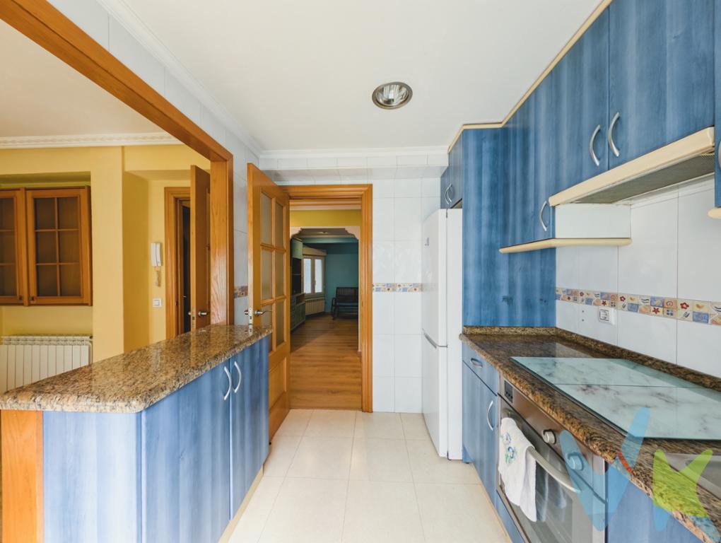 Vivienda excelentemente ubicada en Gijón, junto a la estación de autobuses Alsa, al lado de la Plaza del Humedal, a tan solo cinco minutos de la playa de Poniente y a diez minutos de la playa de San Lorenzo.    Originalmente distribuida en tres dormitorios, ofrece actualmente una cómoda y funcional distribución, donde la cocina se ha integrado con uno de los dormitorios para crear una amplia y acogedora zona de día.    Amplio salón-comedor, con una distribución versátil que ofrece múltiples posibilidades de decoración y aprovechamiento del espacio. Ideal para crear diferentes ambientes, como zona de estar, comedor o espacio de trabajo, adaptándose a las necesidades de cada estilo de vida.    Baño completo con plato de ducha y ventana exterior, que proporciona una excelente ventilación y abundante luz natural, creando un espacio más cómodo y agradable.    Los dos dormitorios dobles son de generosas dimensiones, muy luminosos que garantizan amplitud y comodidad.    Cuenta con calefacción individual de gas ciudad.  El portal esta reformado sin barreras arquitectonicas y con ascensor.    Una vivienda con buena ubicación ¡Ven a visitarla y descubre todo lo que puede ofrecerte!